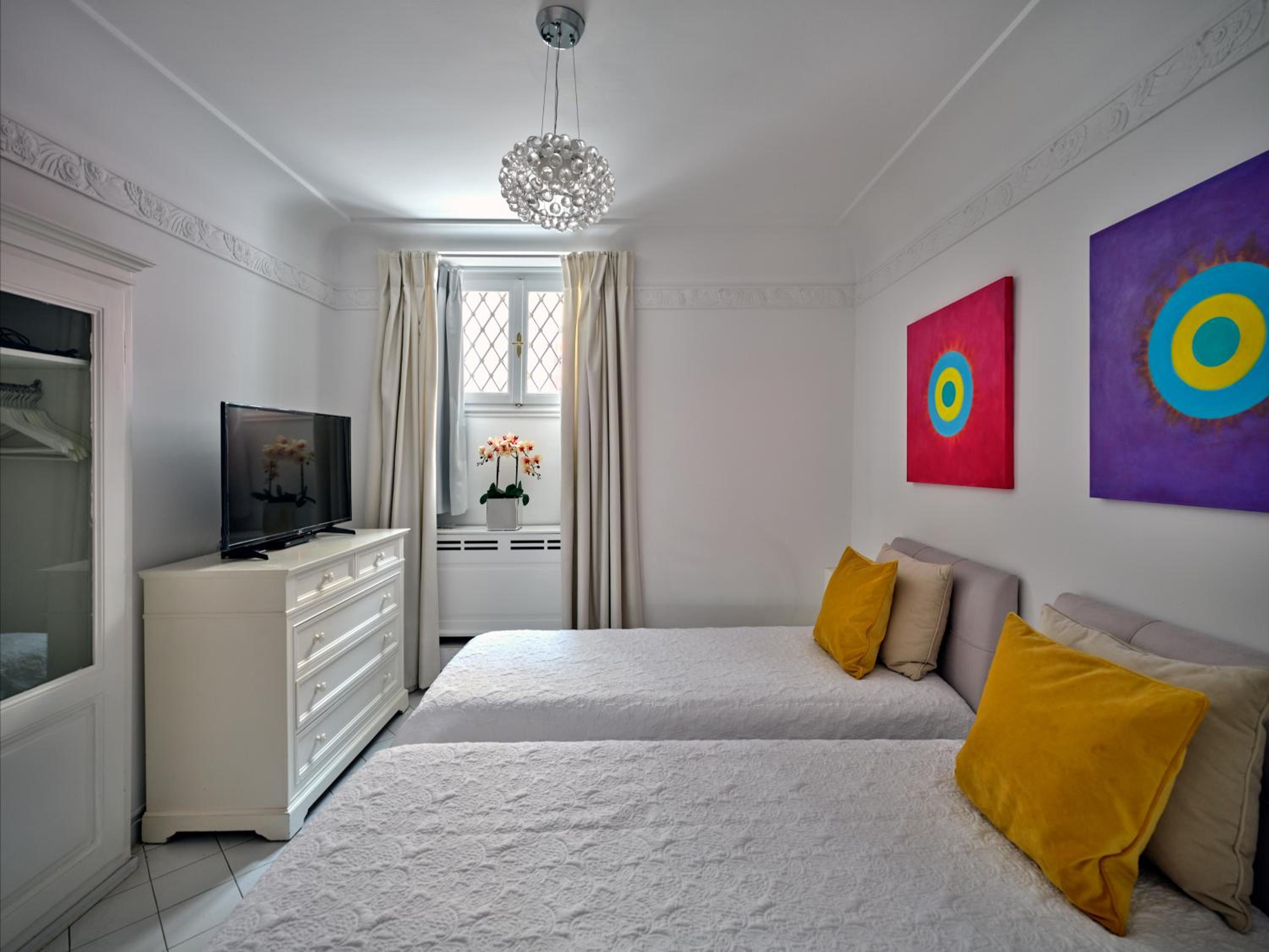 The White House in Plaka by JJ Hospitality