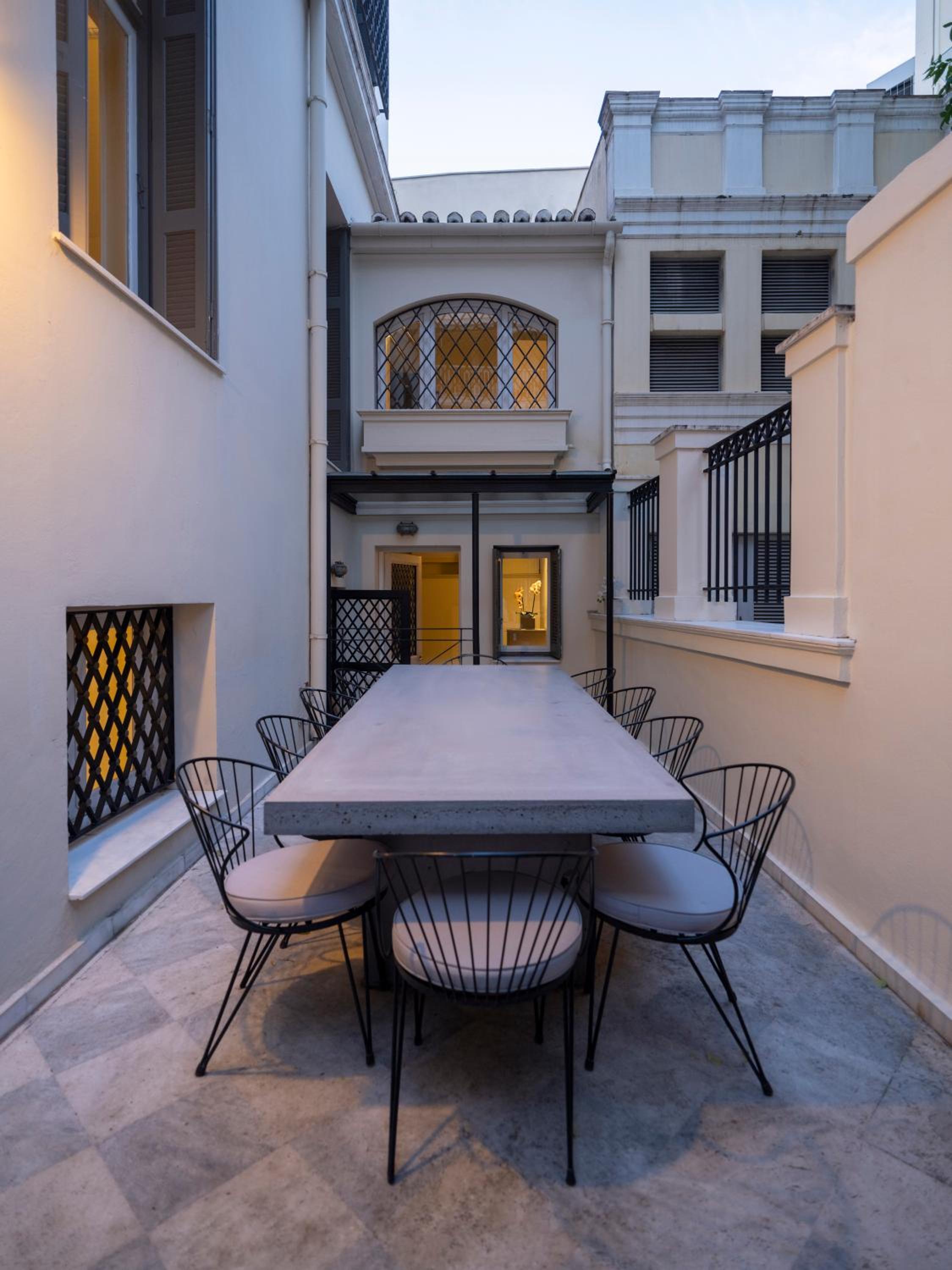 The White House in Plaka by JJ Hospitality