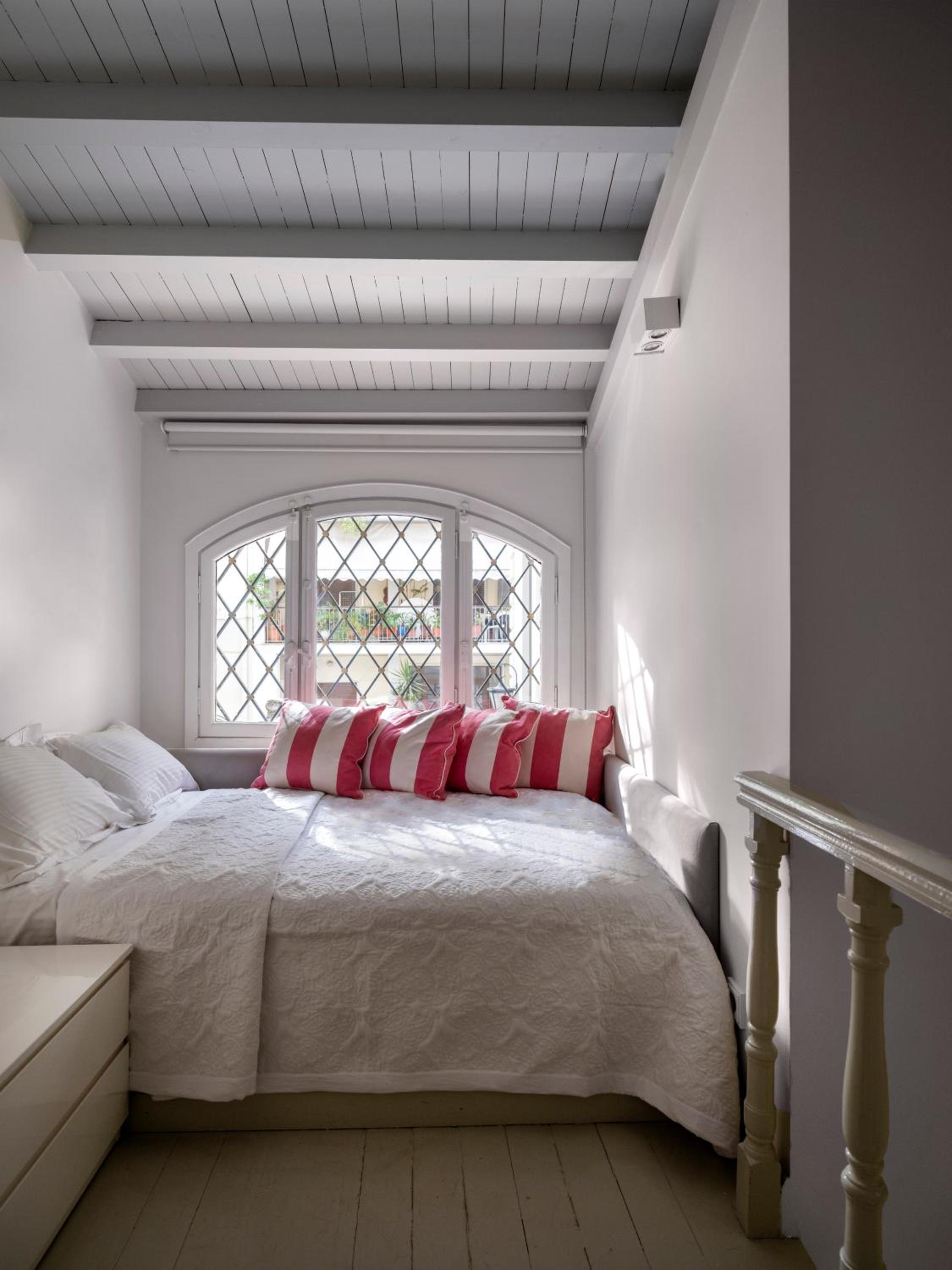 The White House in Plaka by JJ Hospitality