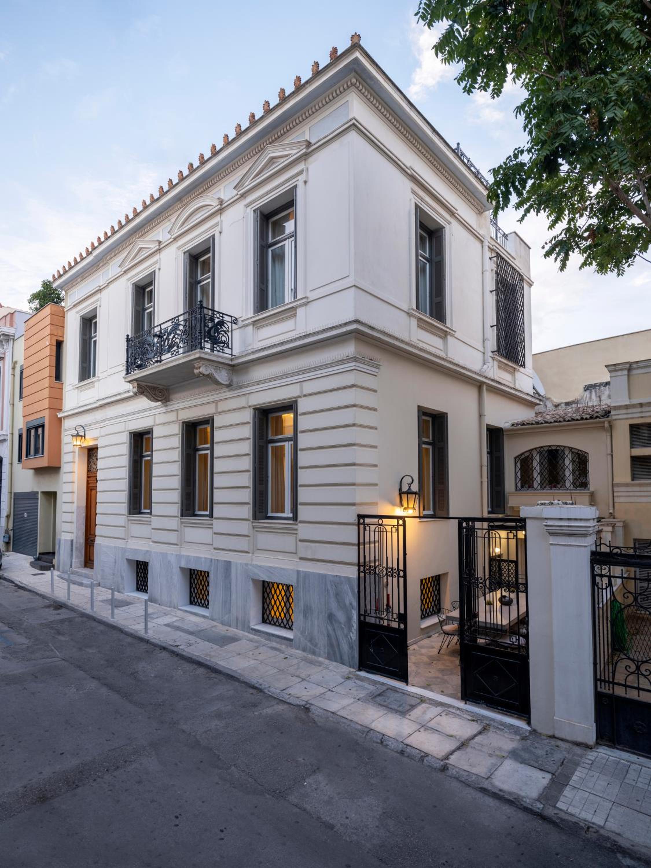 The White House in Plaka by JJ Hospitality