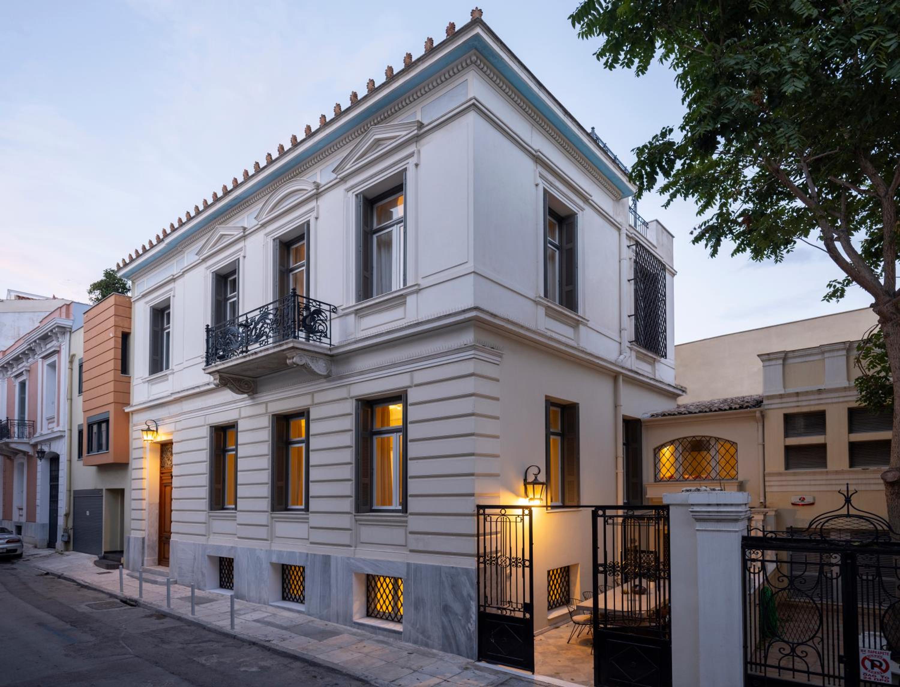 The White House in Plaka by JJ Hospitality