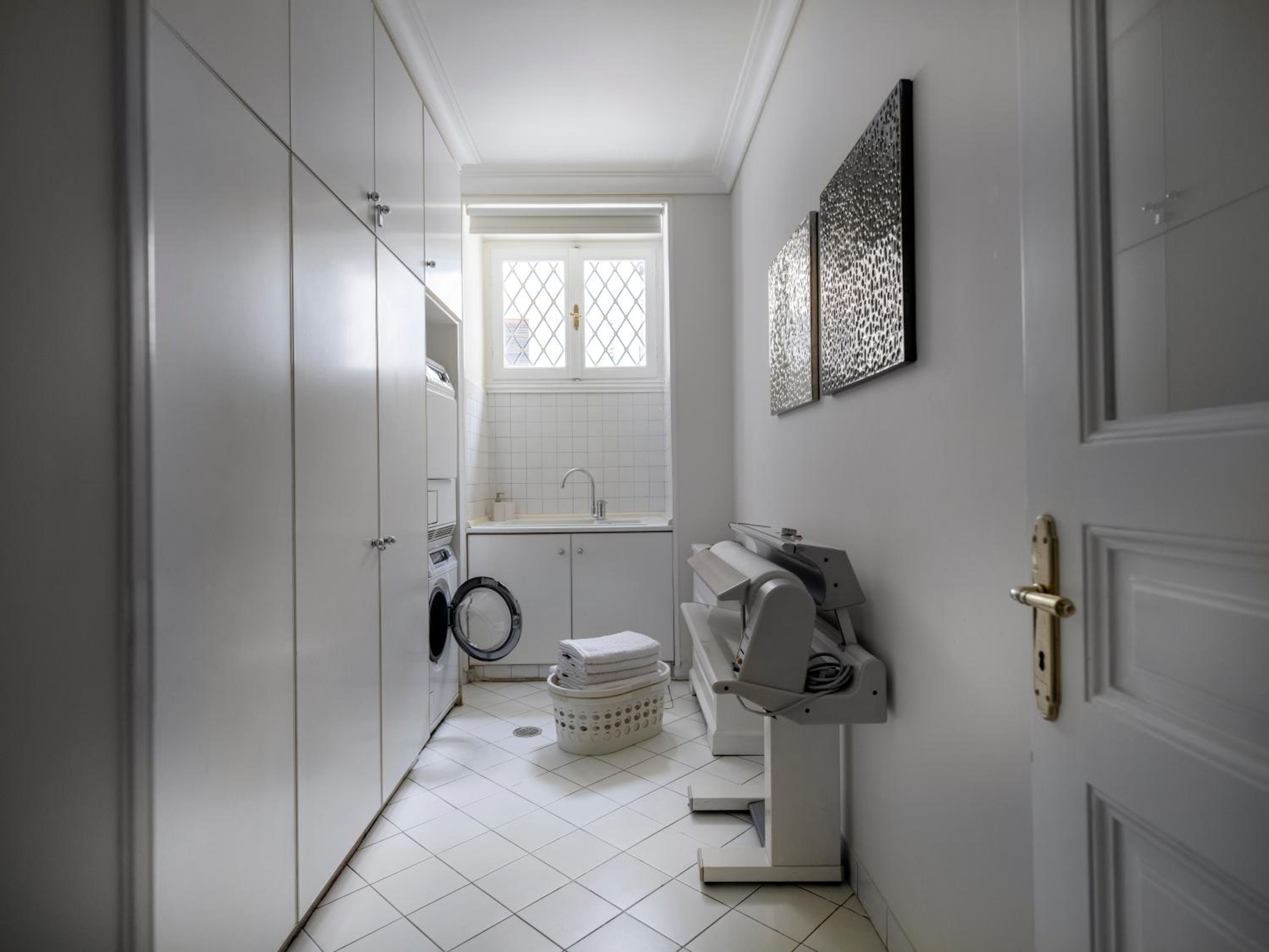 The White House in Plaka by JJ Hospitality