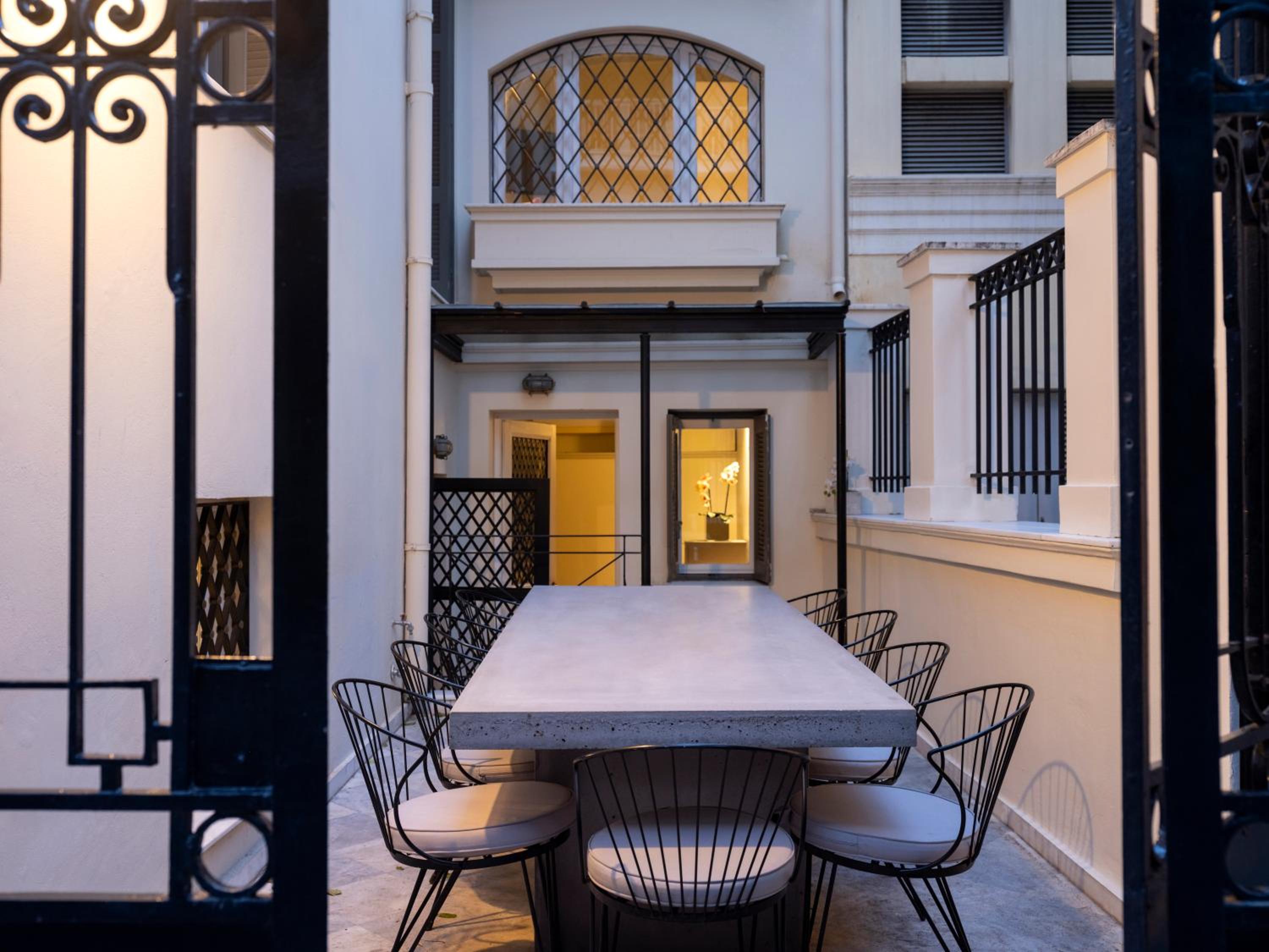 The White House in Plaka by JJ Hospitality