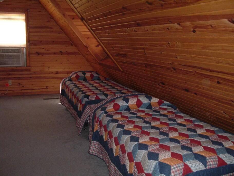 Cozy Log Cabin in the Ozark Woods