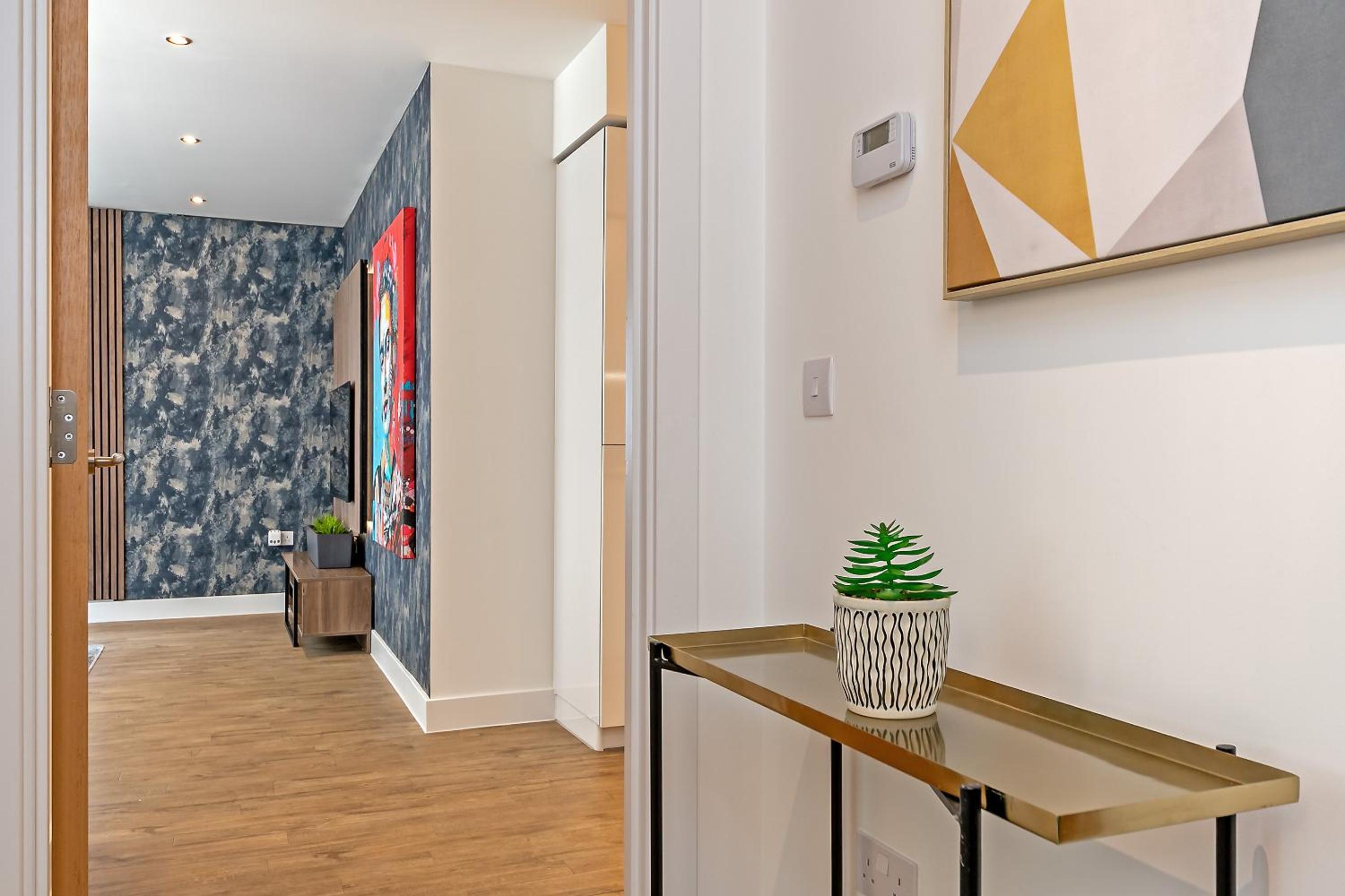 LUXURY AIRPORT SUITE, FREE Parking, FANTASTIC Location, Close To Airport, Train Station And Town Centre view 5