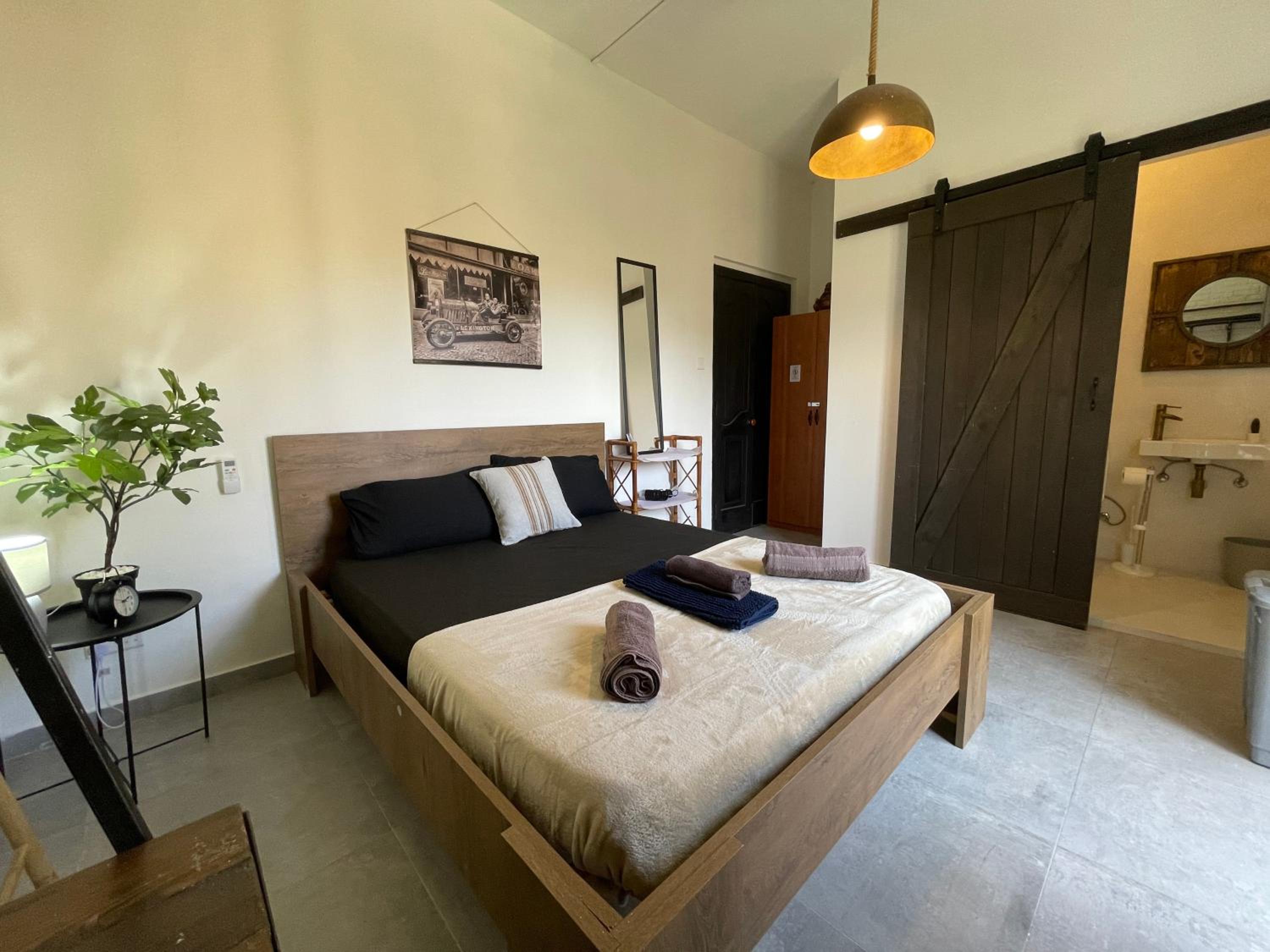 Gzira Prime Spot, Stylish Industrial Apt, Sleeps 11