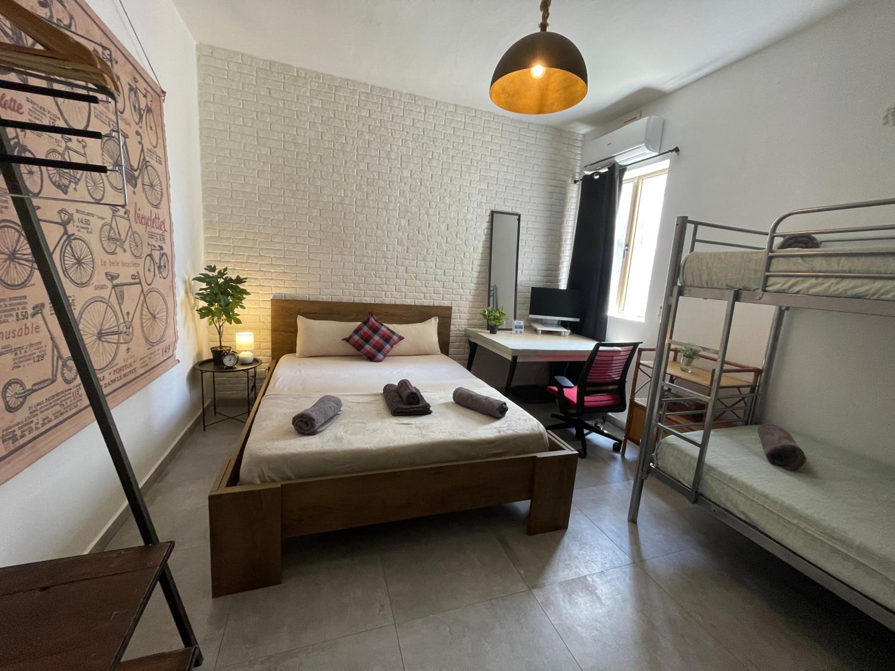 Gzira Prime Spot, Stylish Industrial Apt, Sleeps 11