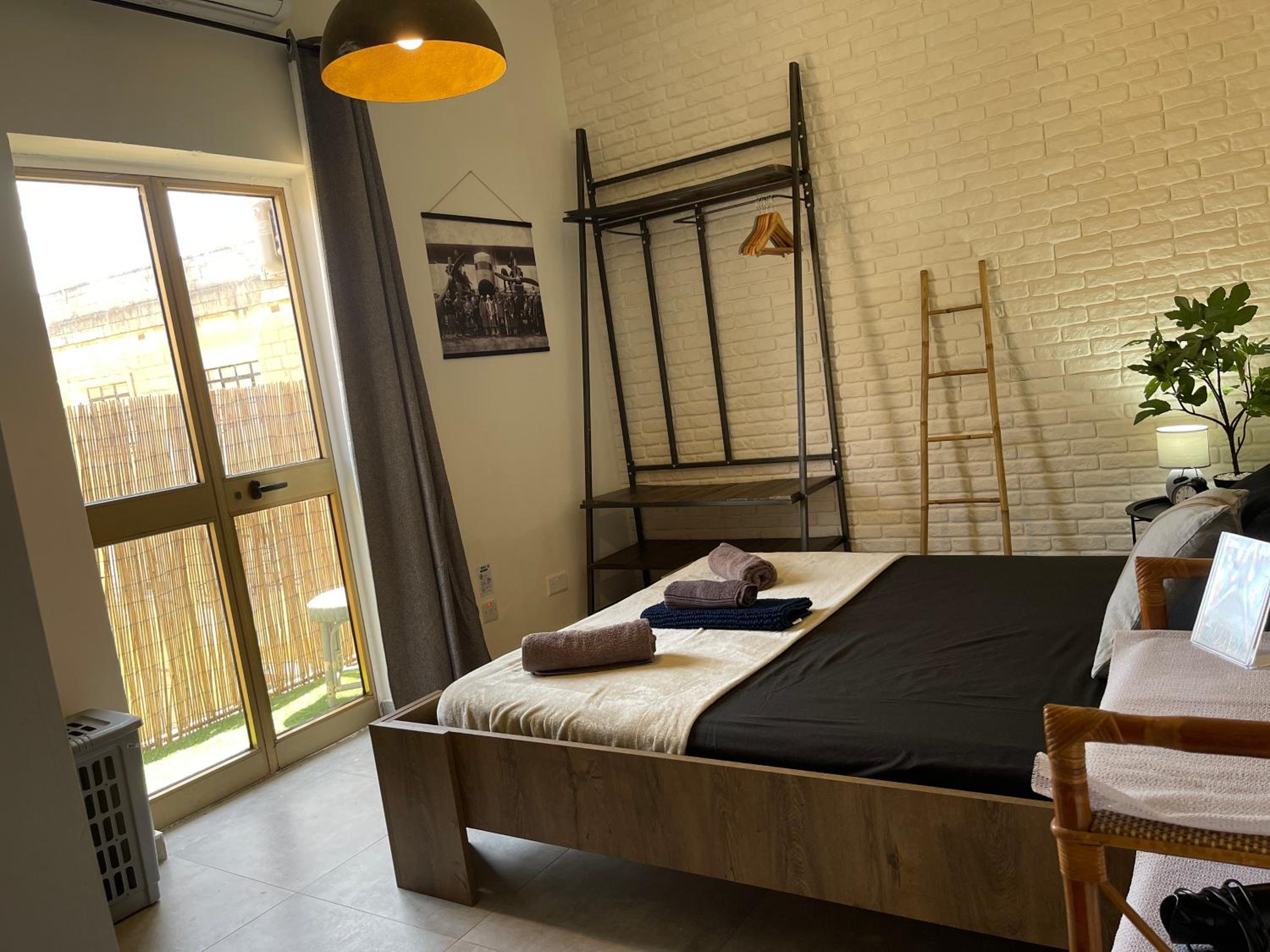 Gzira Prime Spot, Stylish Industrial Apt, Sleeps 11