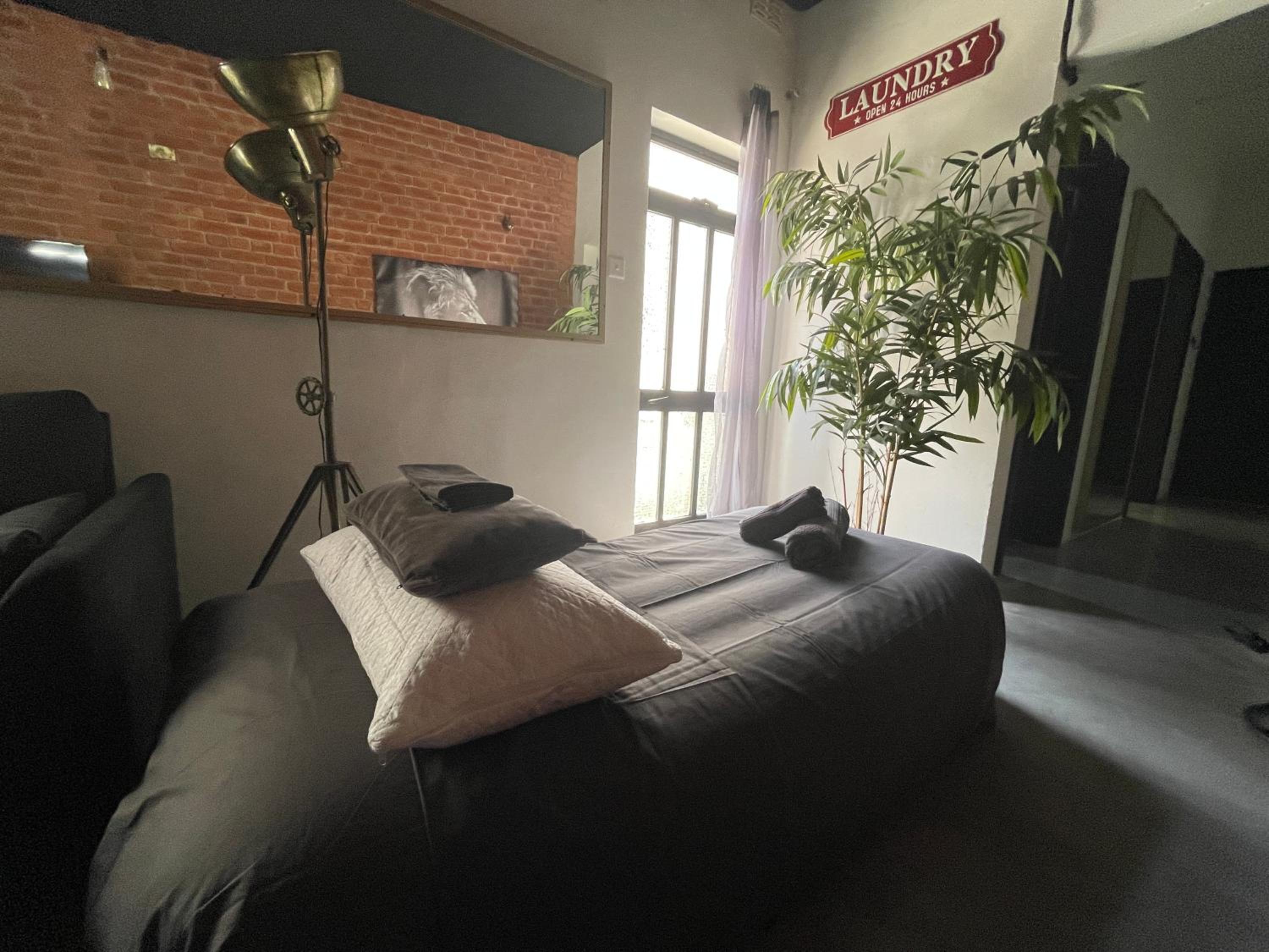 Gzira Prime Spot, Stylish Industrial Apt, Sleeps 11