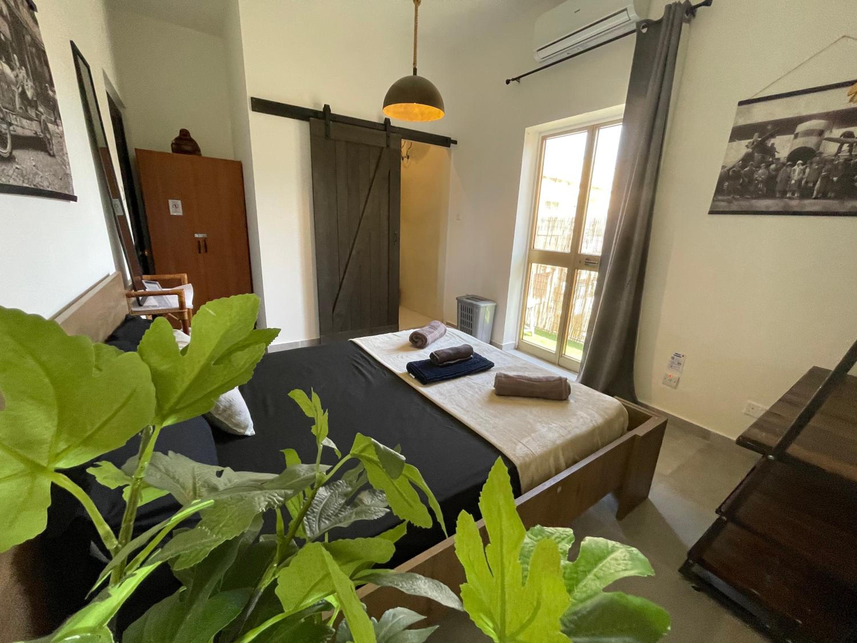 Gzira Prime Spot, Stylish Industrial Apt, Sleeps 11