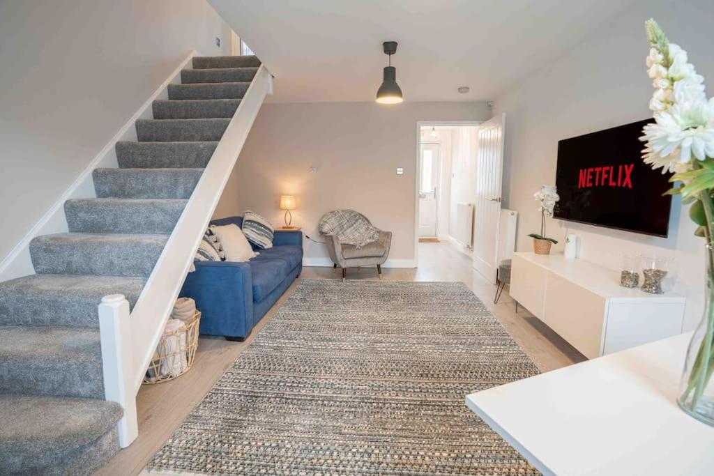 Sleek 2-Bedroom Home, Prime Central Location, Fast Wi-Fi, Long Term Stays view 2