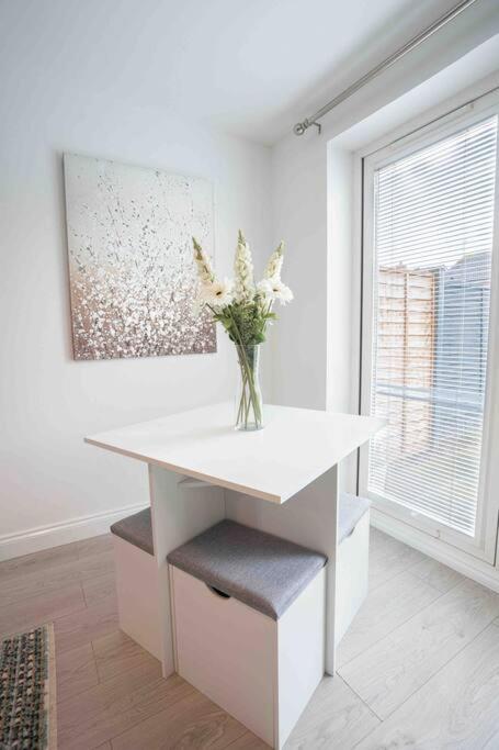 Sleek 2-Bedroom Home, Prime Central Location, Fast Wi-Fi, Long Term Stays view 4