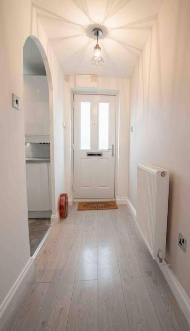Sleek 2-Bedroom Home, Prime Central Location, Fast Wi-Fi, Long Term Stays view 5