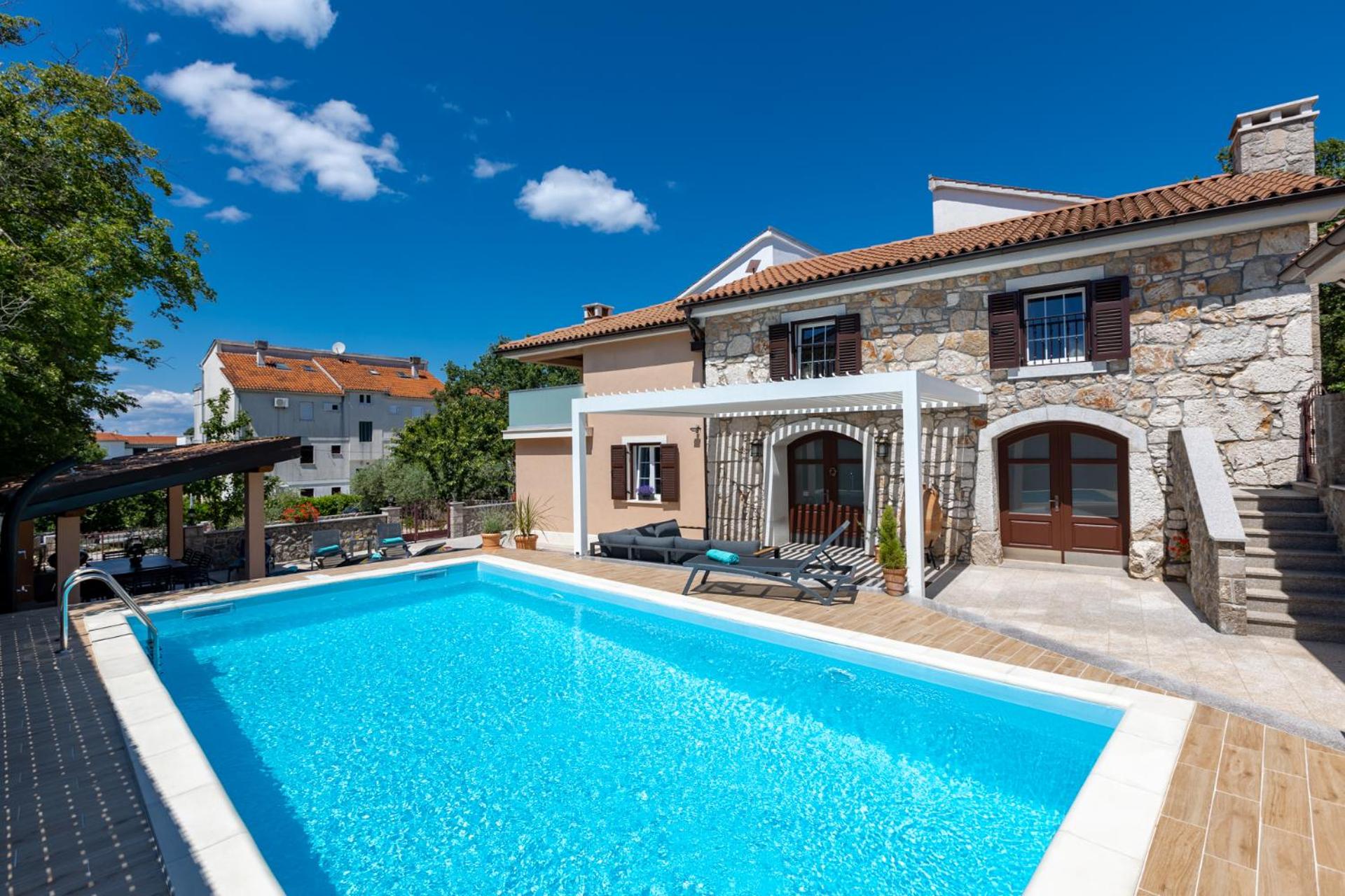 Mary's Villa with Heated Pool, Billiards, Darts, Playground & EV Plug view 2