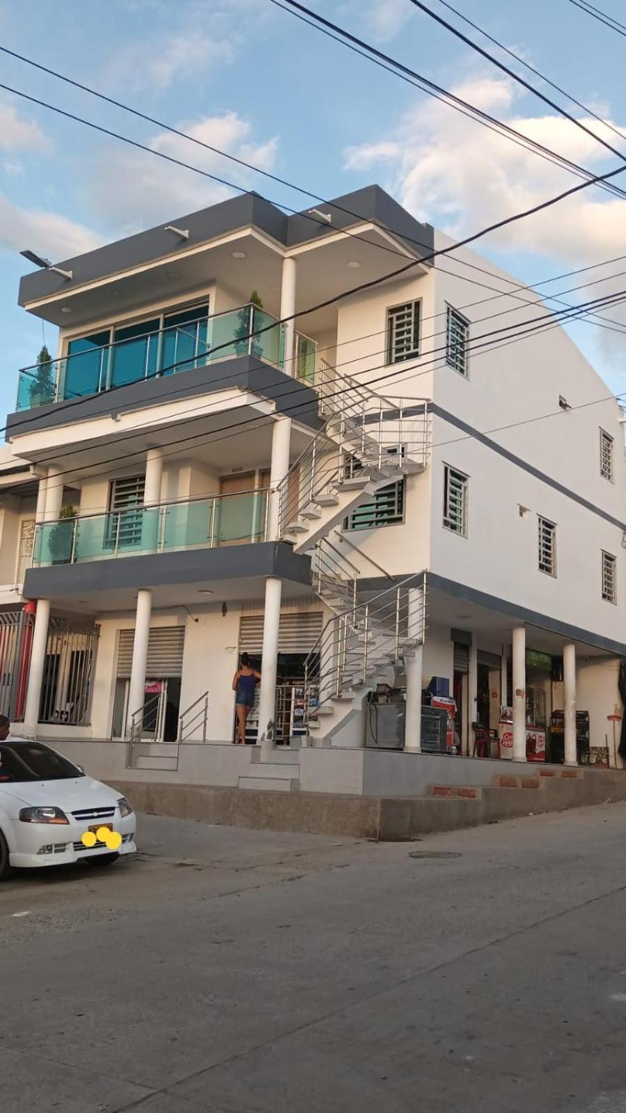 EDIFICIO LOS PINOS EN LA URB. LAS ACACIAS