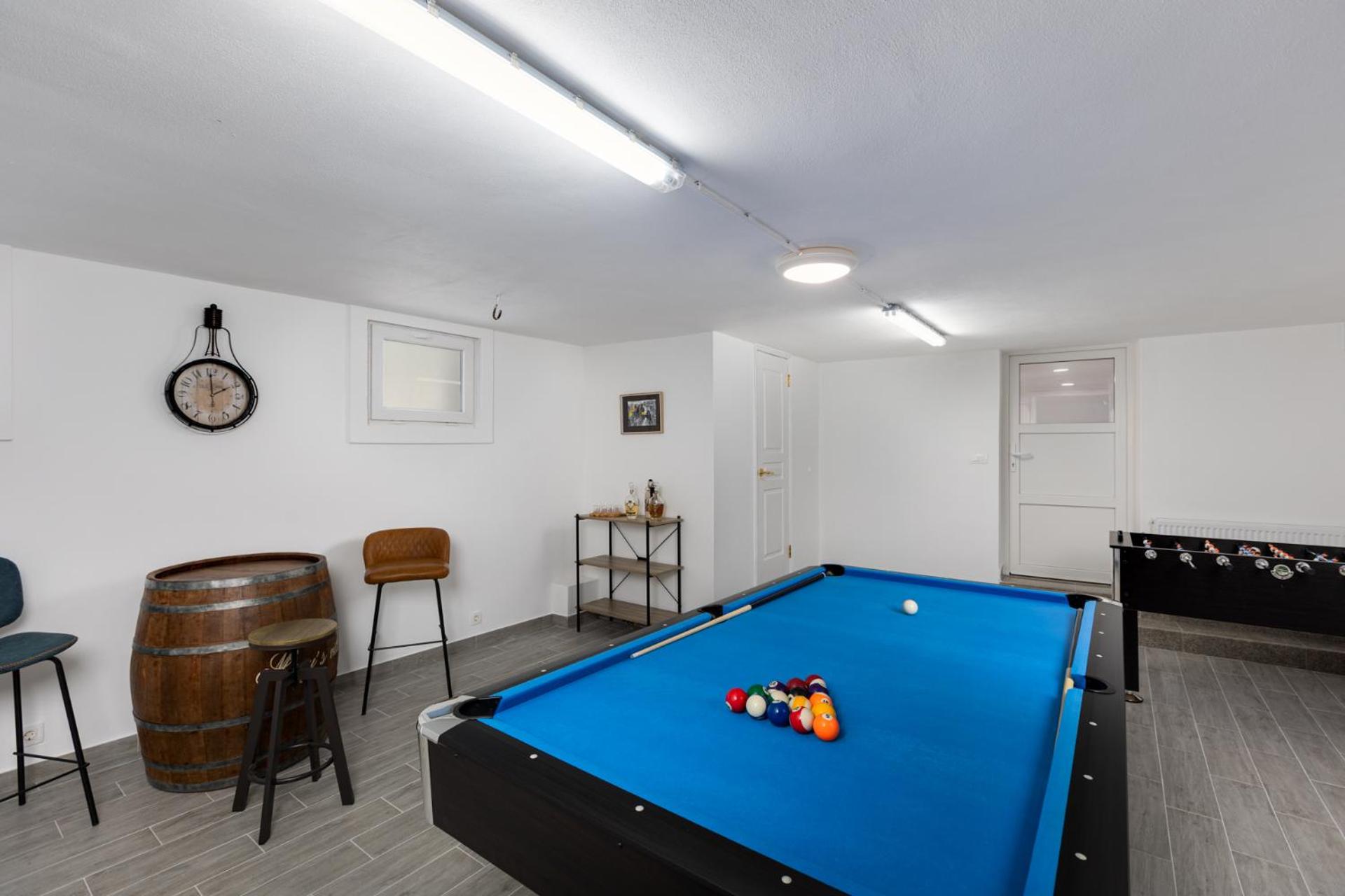 Mary's Villa with Heated Pool, Billiards, Darts, Playground & EV Plug view 3