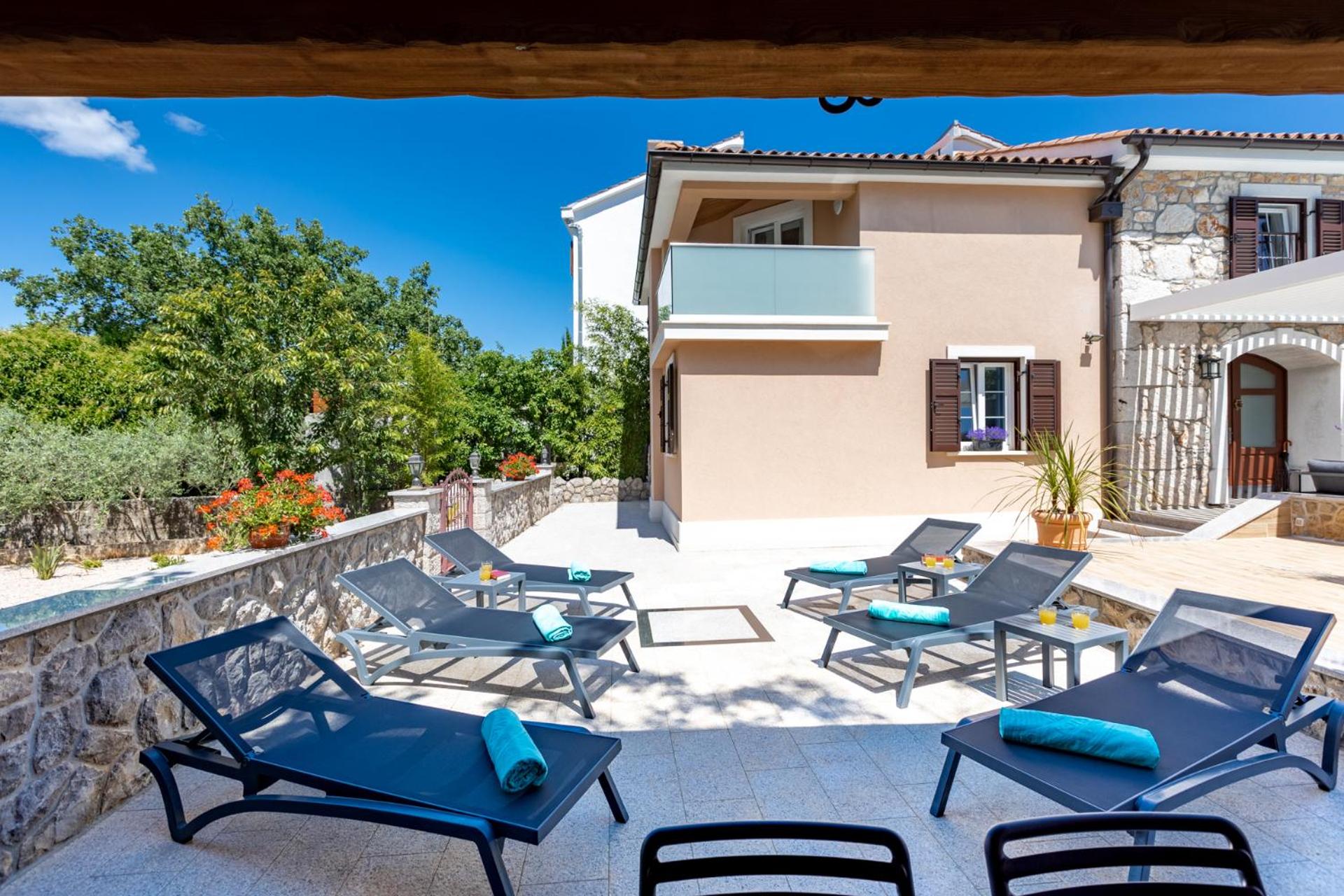 Mary's Villa with Heated Pool, Billiards, Darts, Playground & EV Plug view 5