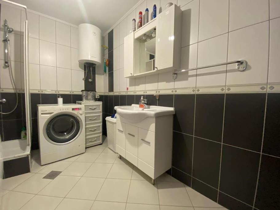 Anes' apartment