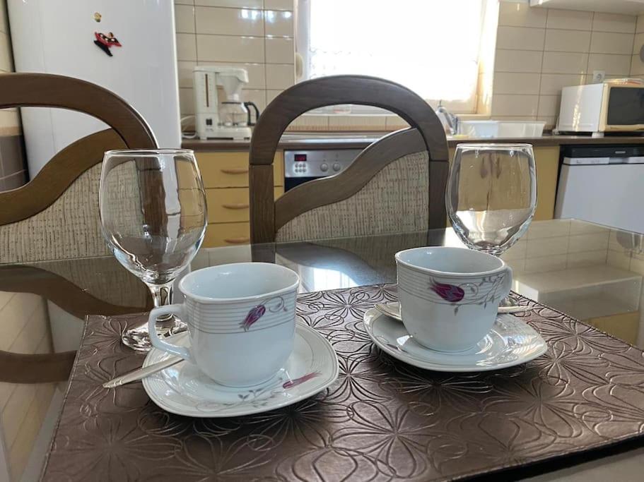 Anes' apartment