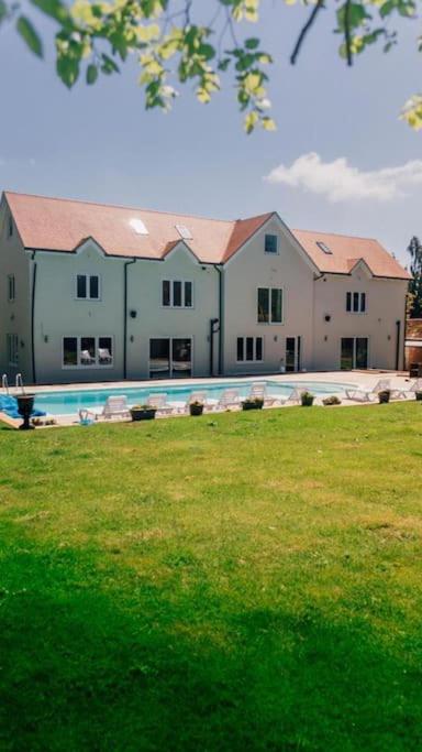 Luxury house with pool and hot tub - sleeps 16 view 2