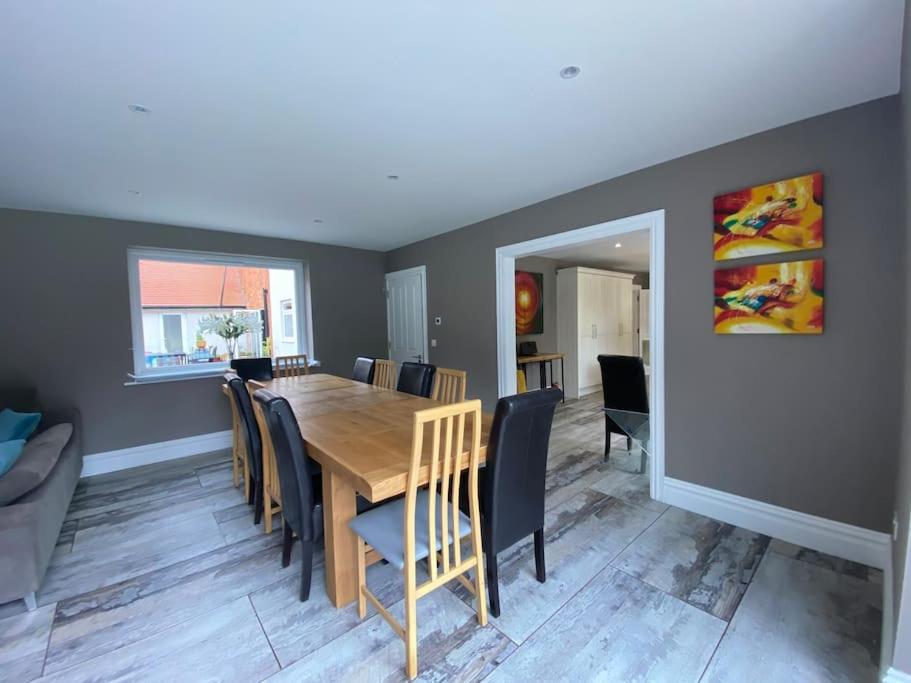 Luxury house with pool and hot tub - sleeps 16 view 4