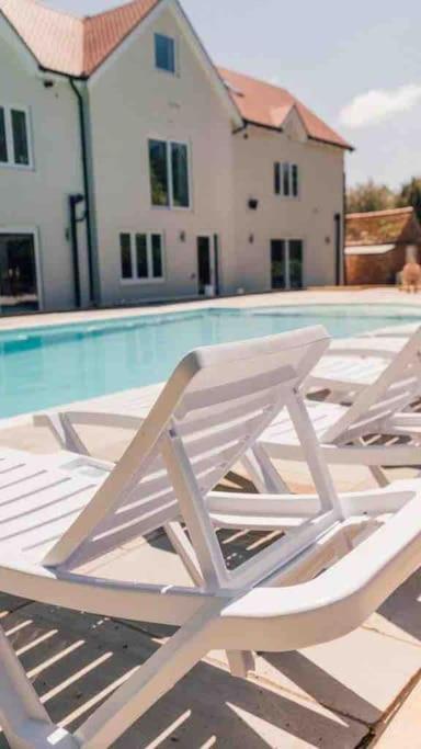 Luxury house with pool and hot tub - sleeps 16 view 5