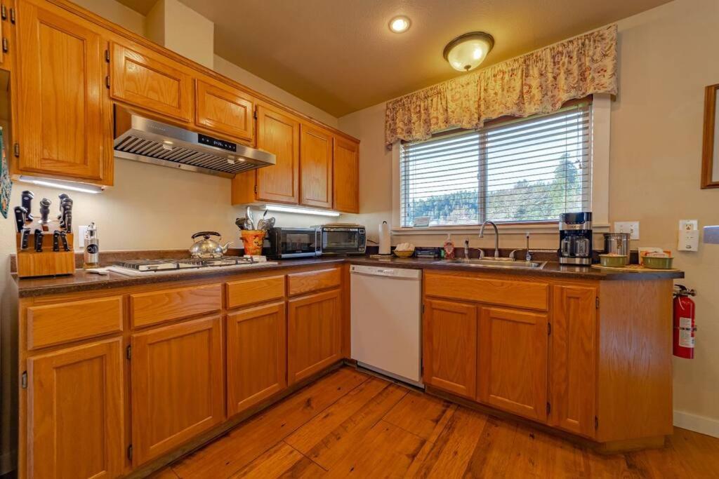 Elk Meadow Cabins 13A Bears Den Suite view 3