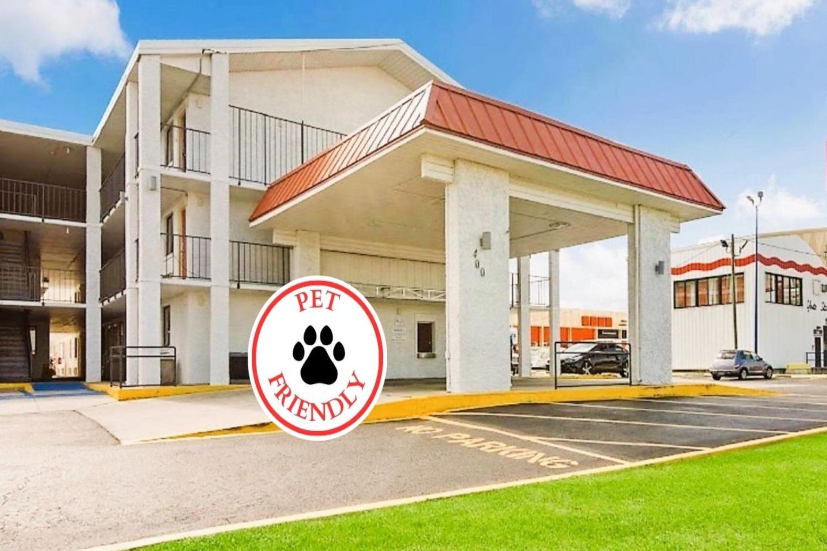 Hotel OYO Hotel Mobile, AL I-65 at Airport Blvd - Image 1