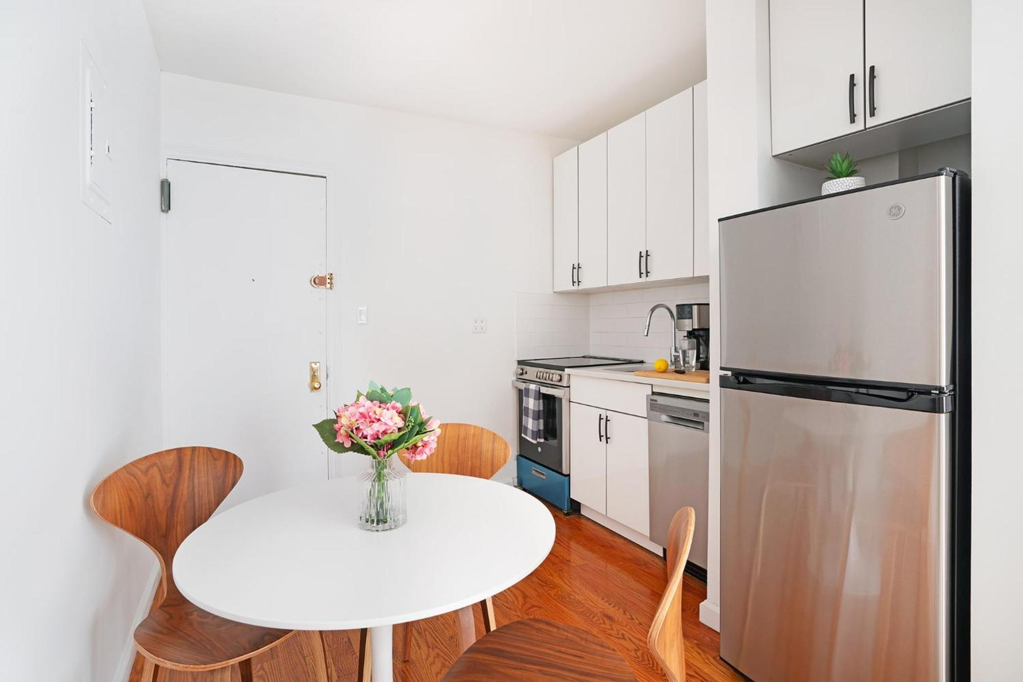 444-3E Contemporary 1BR in Hell's Kitchen