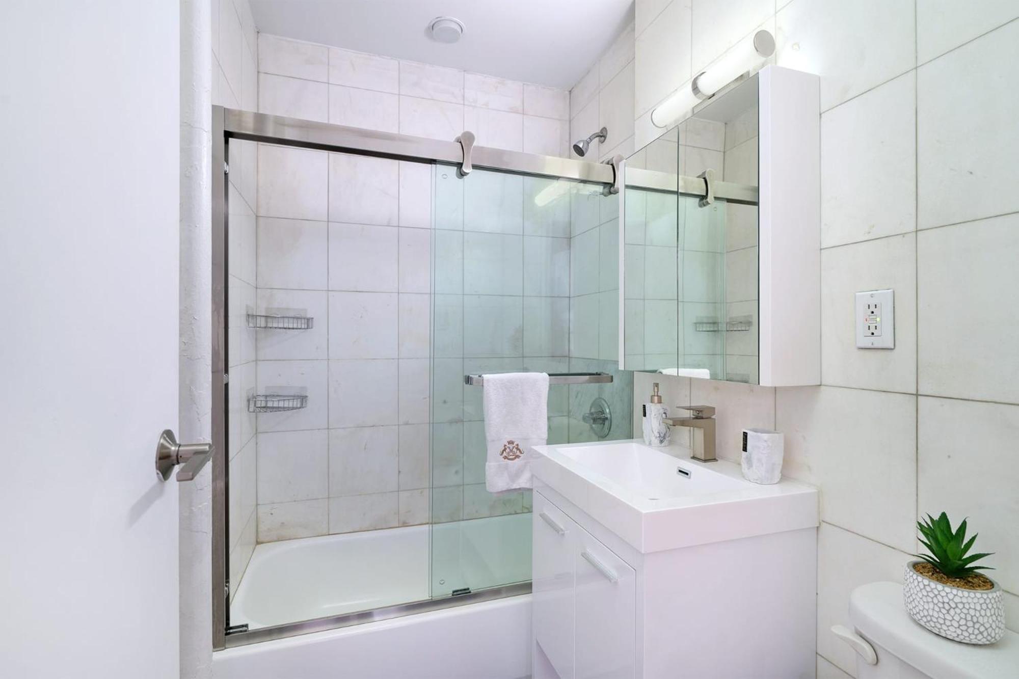 444-3E Contemporary 1BR in Hell's Kitchen