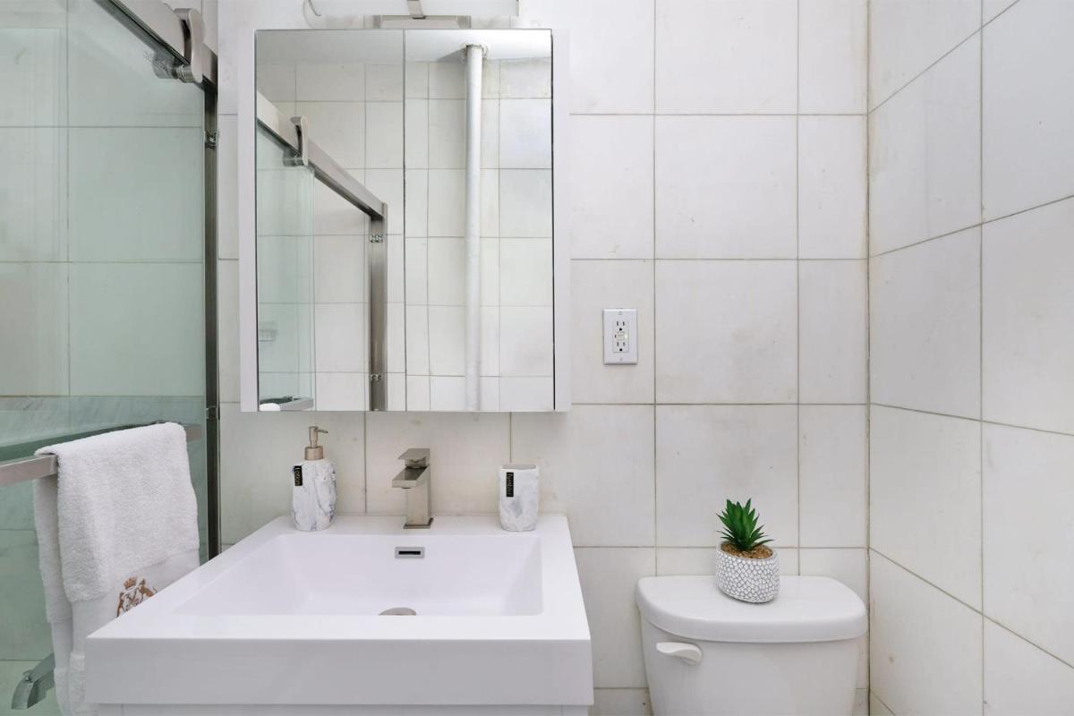 444-3E Contemporary 1BR in Hell's Kitchen