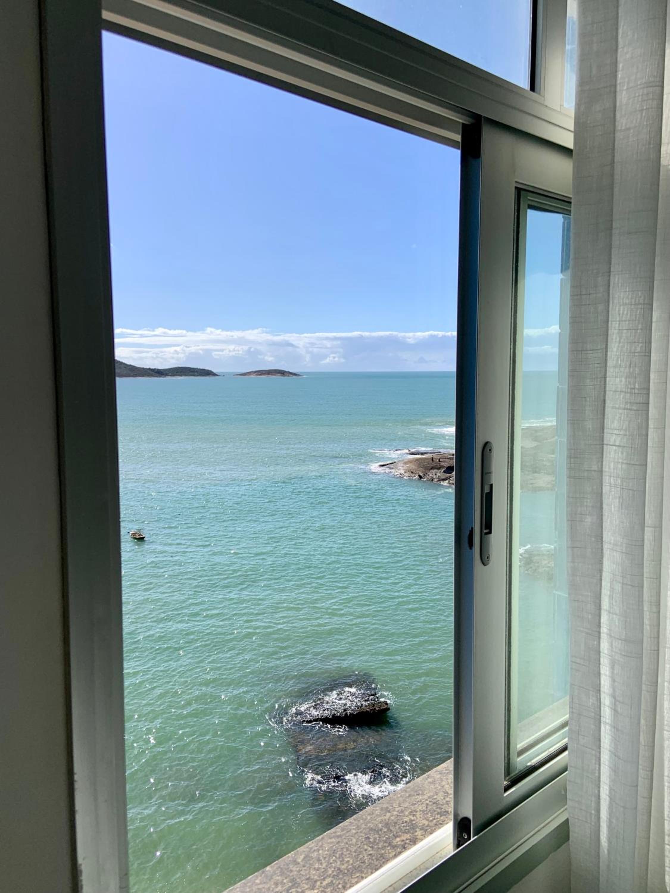 Apartamento vista do mar, pé na areia e águas tranquilas, no cento de Guarapari