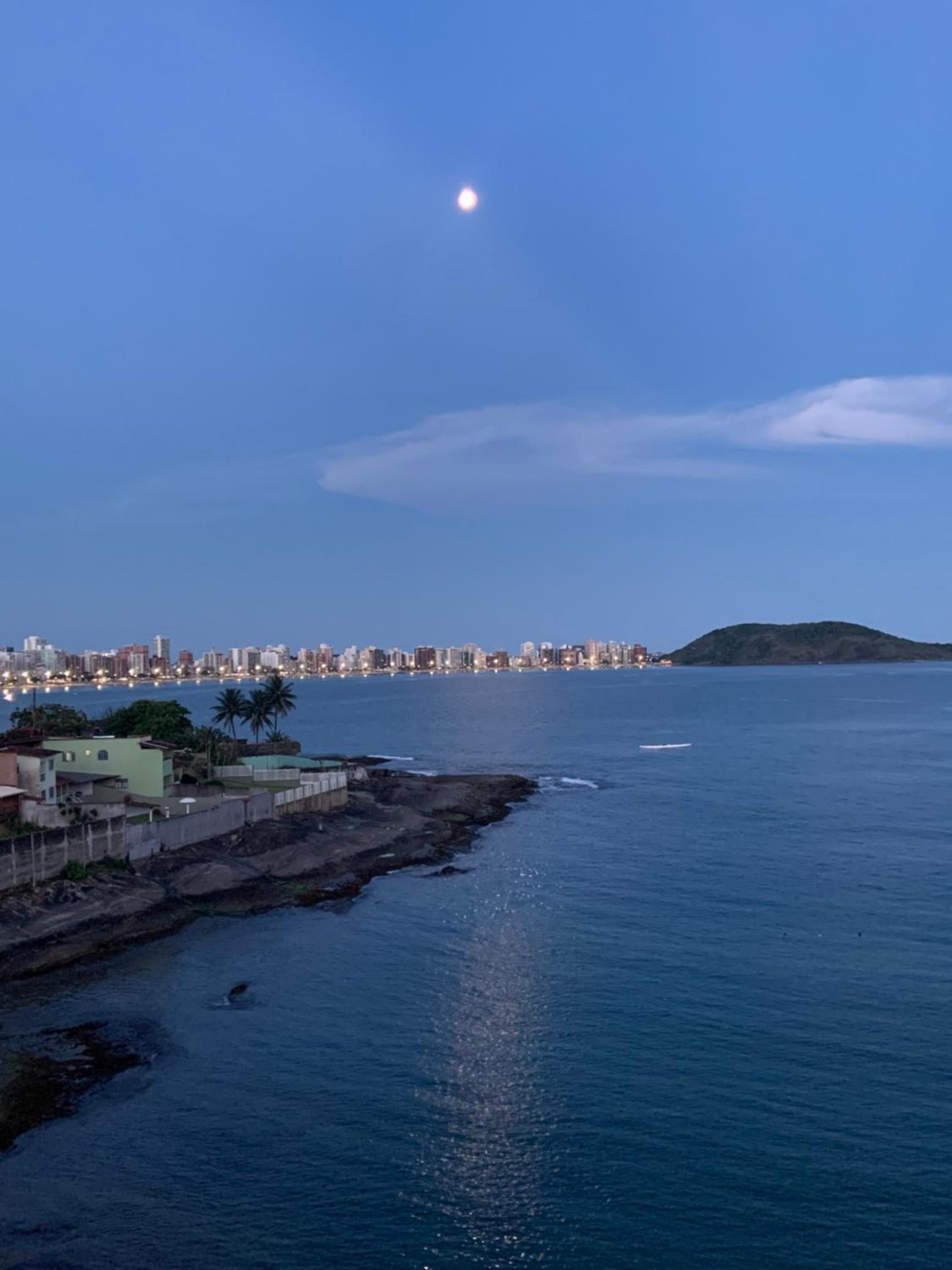 Apartamento vista do mar, pé na areia e águas tranquilas, no cento de Guarapari