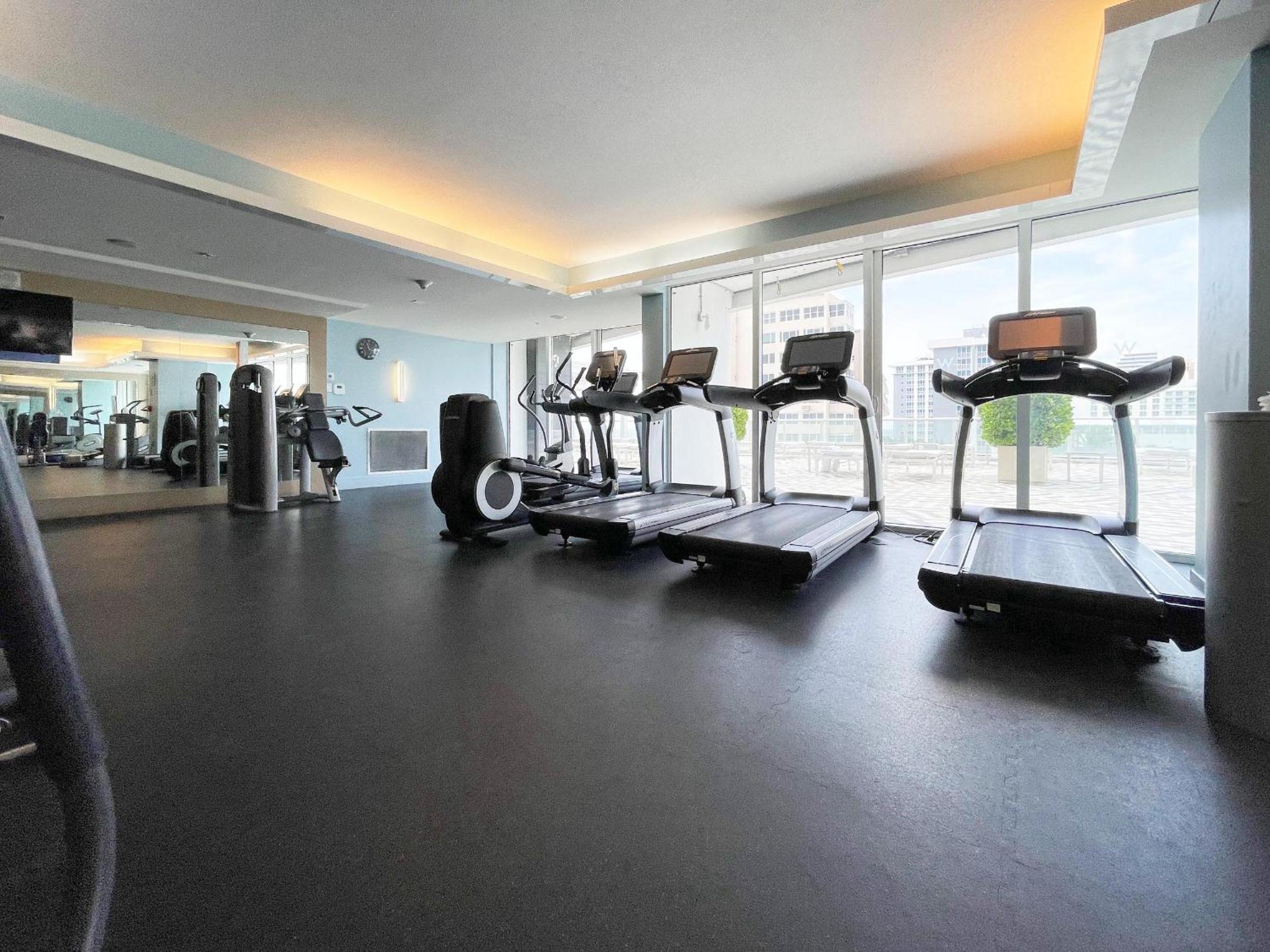Luxury Corner 1 BR W Residence with Fantastic Intercoastal Views, Pool & Hot tub view 3