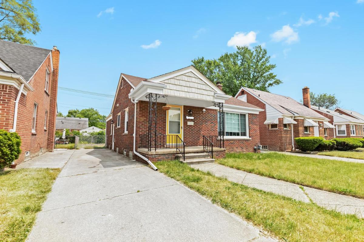 Family-Friendly, Multi-Day Sale, 15 mins to Downtown view 2