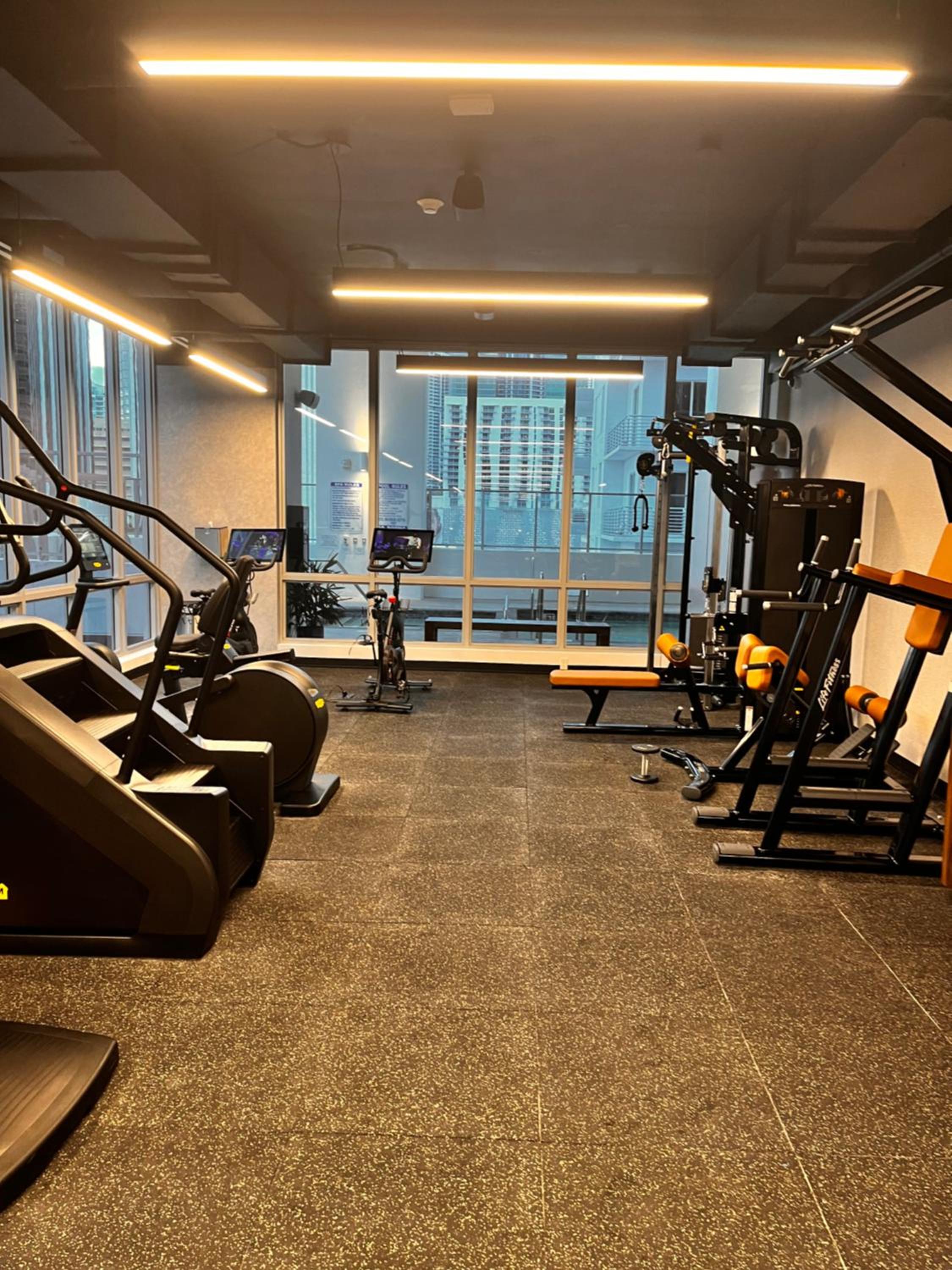 Brand NEW modern 1 bedroom unit Downtown