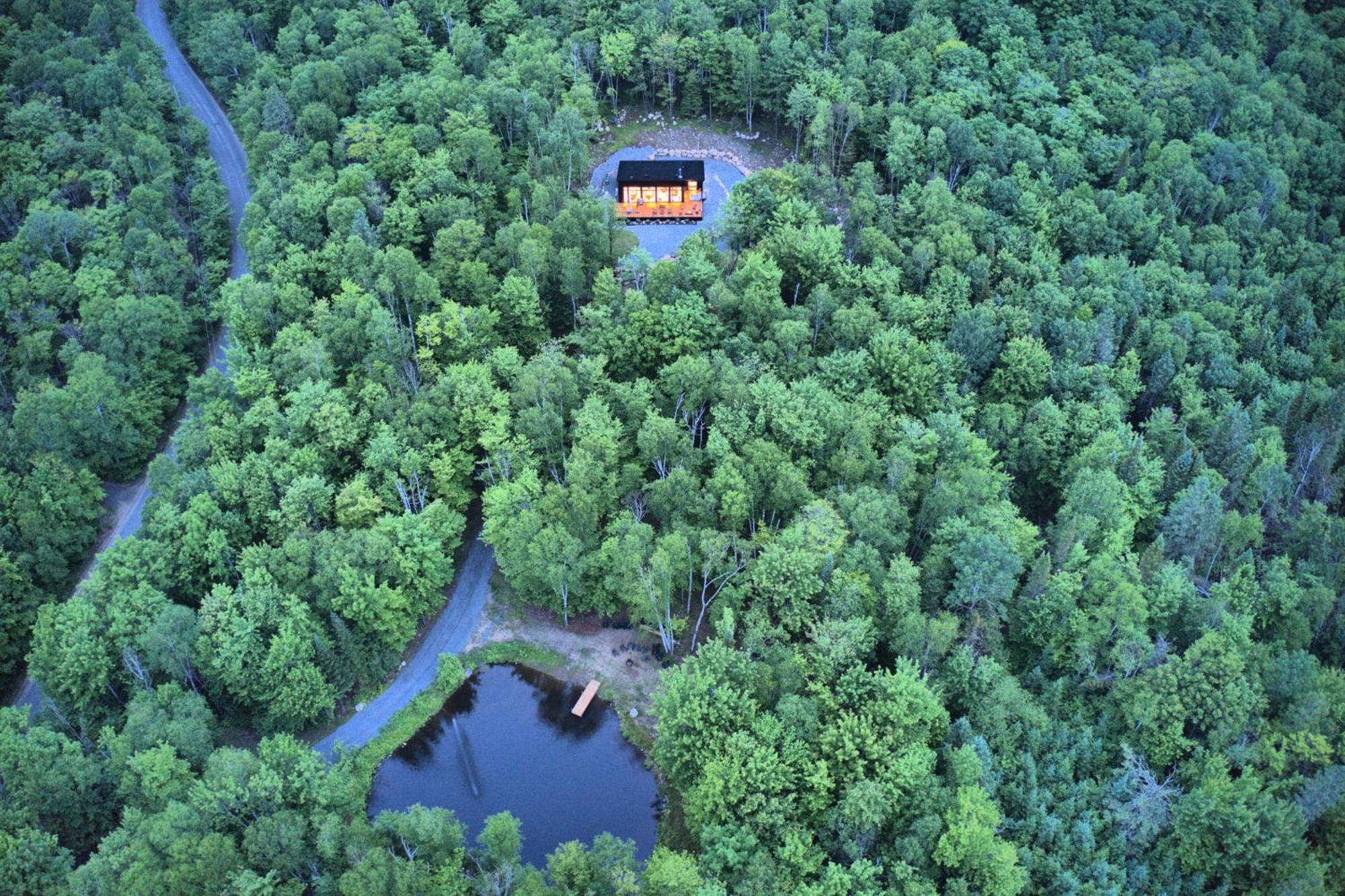 KALLM Mont-Tremblant luxury chalet with private beach, hot tub & pond on 7acre estate