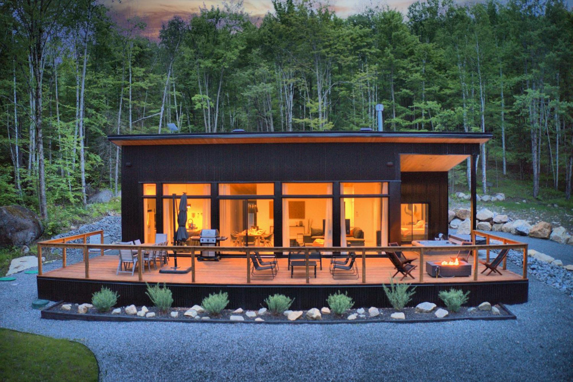 KALLM Mont-Tremblant luxury chalet with private beach, hot tub & pond on 7acre estate