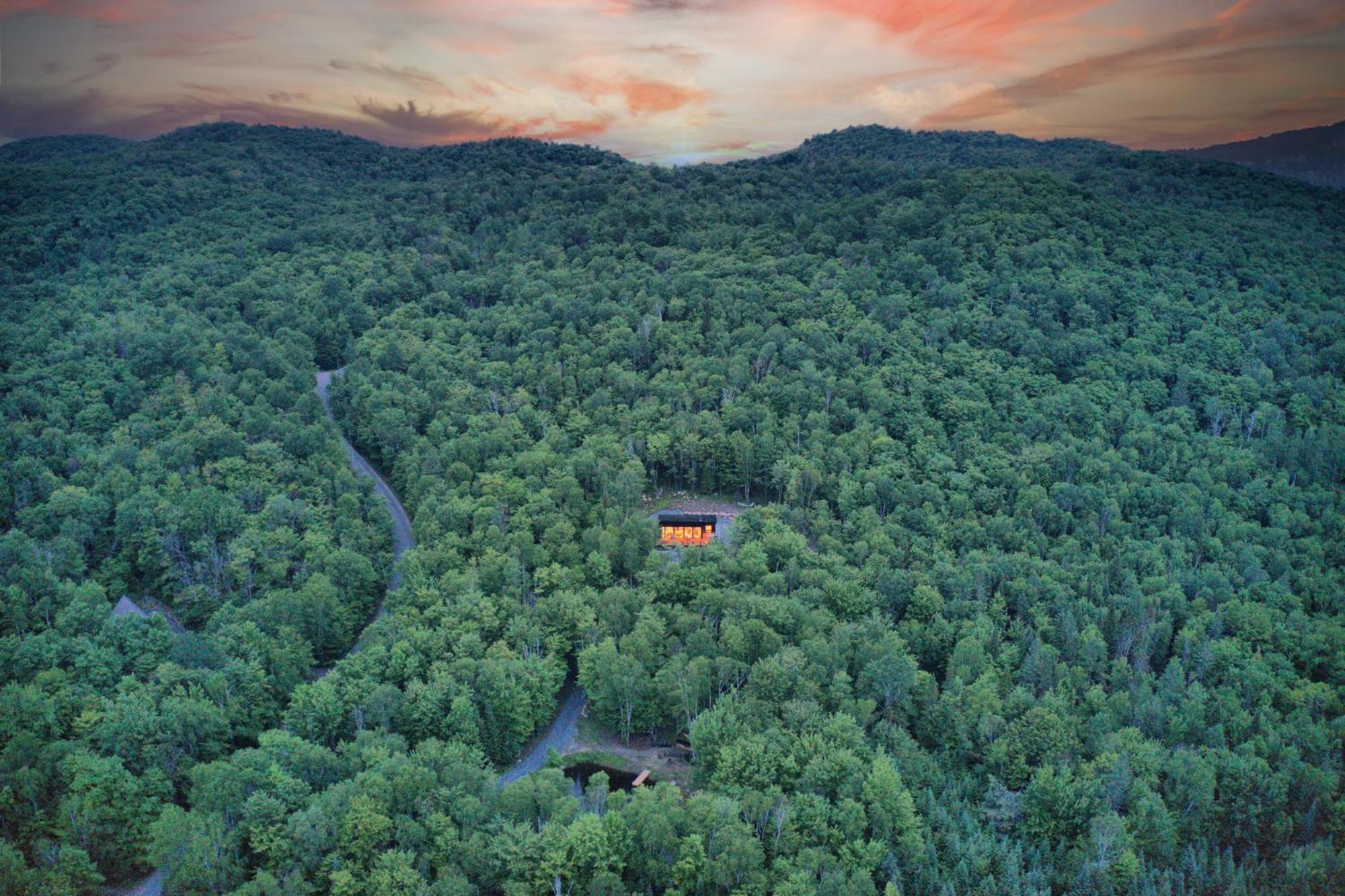 KALLM Mont-Tremblant luxury chalet with private beach, hot tub & pond on 7acre estate