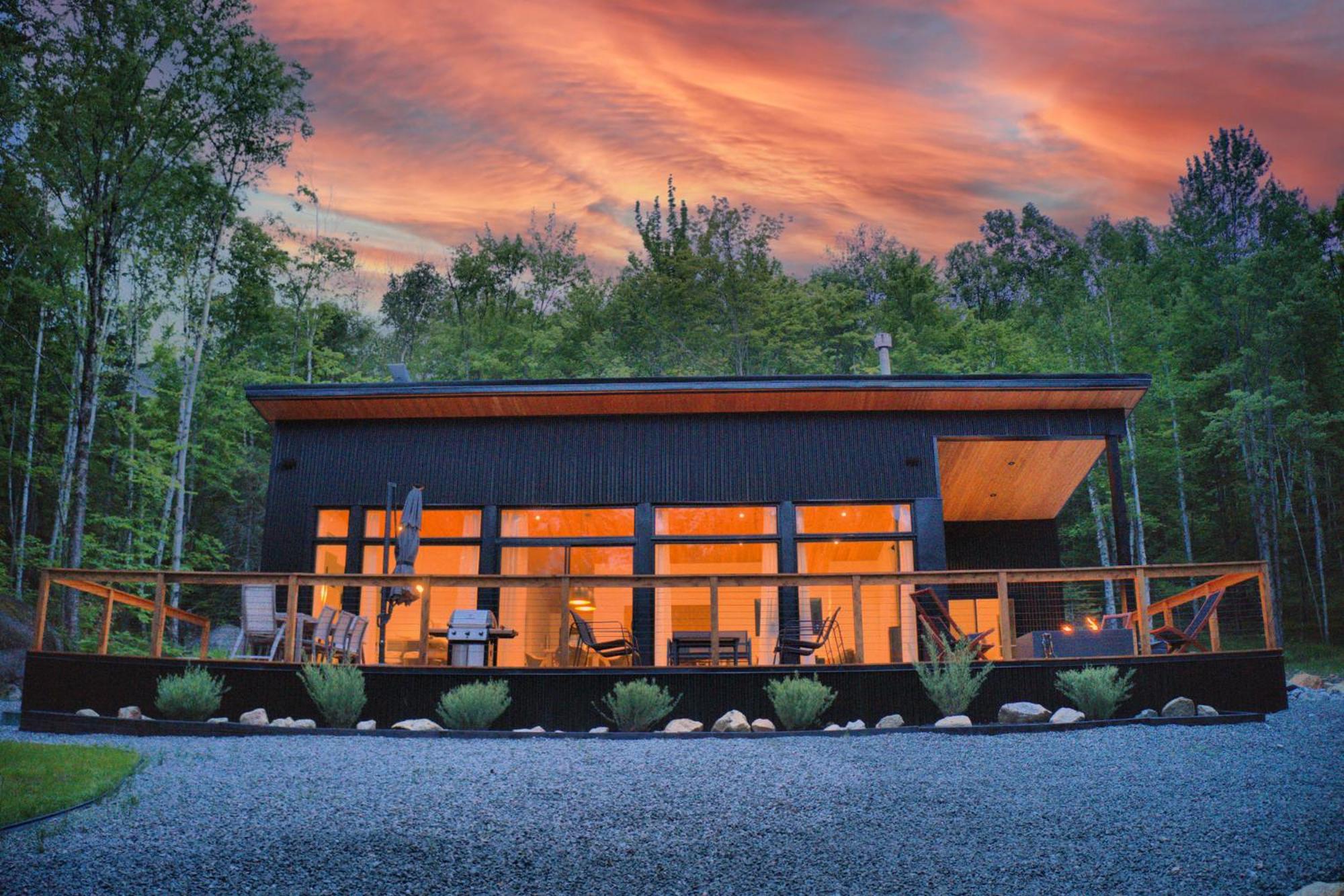 KALLM Mont-Tremblant luxury chalet with private beach, hot tub & pond on 7acre estate