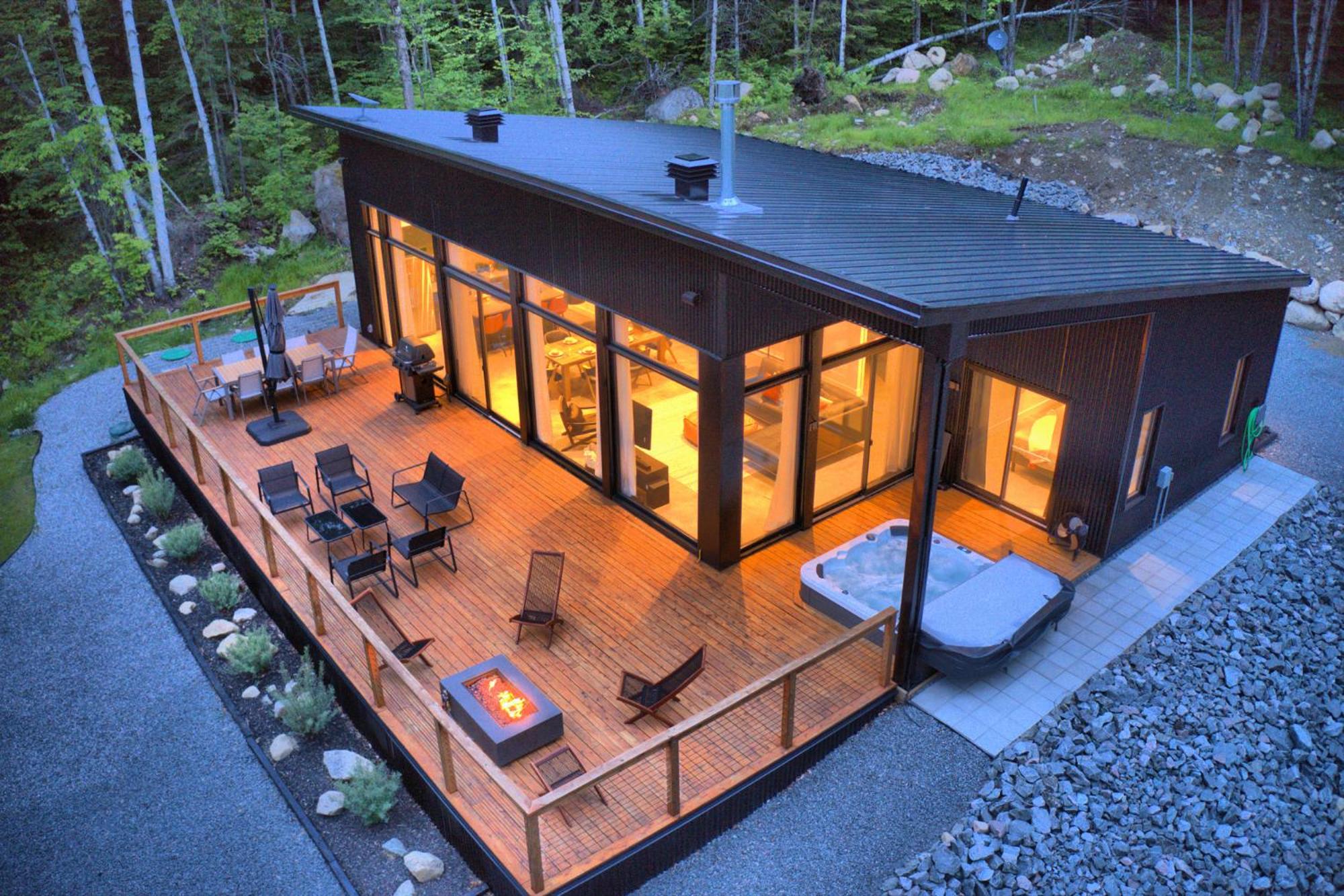 KALLM Mont-Tremblant luxury chalet with private beach, hot tub & pond on 7acre estate