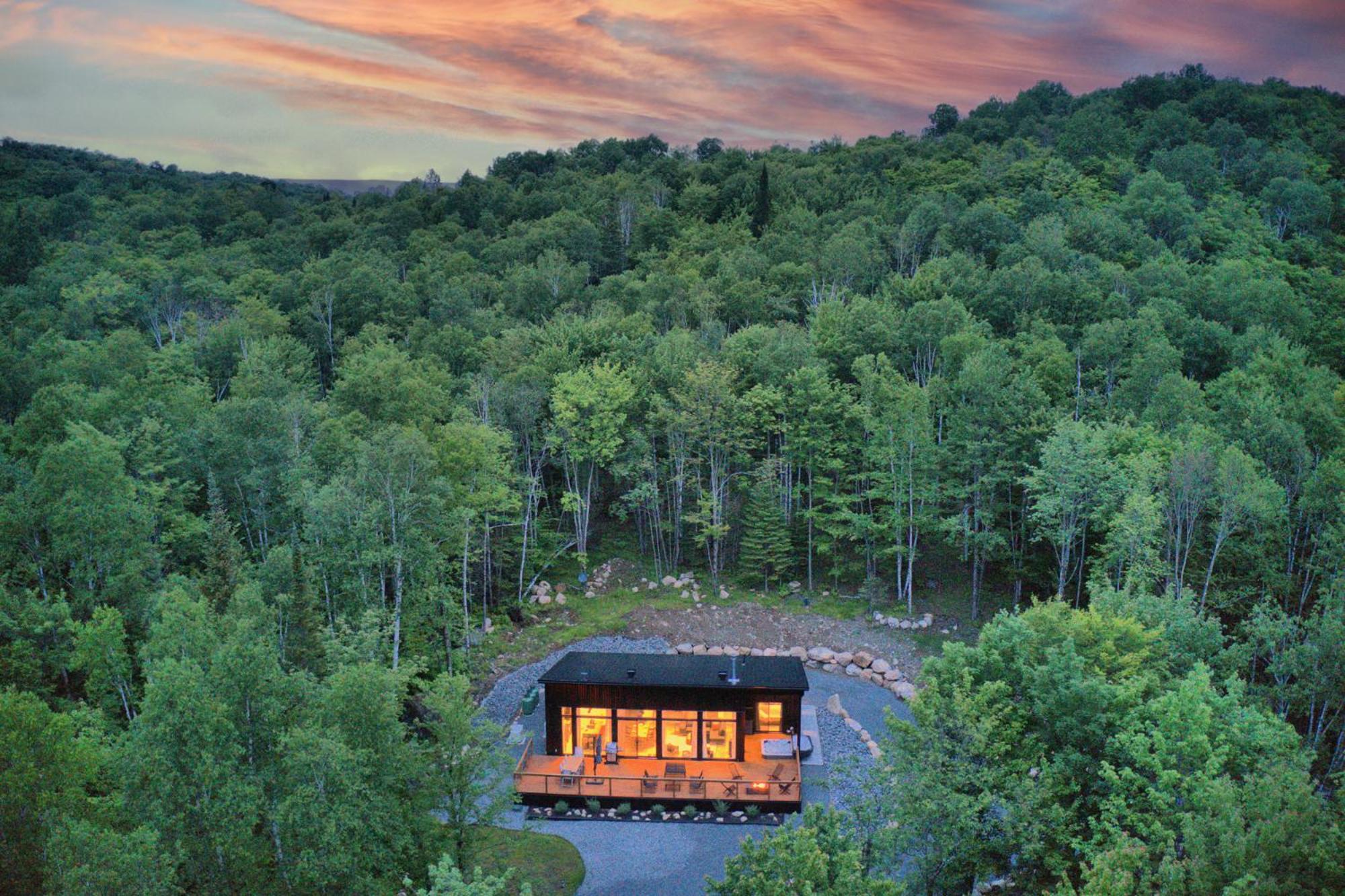 KALLM Mont-Tremblant luxury chalet with private beach, hot tub & pond on 7acre estate
