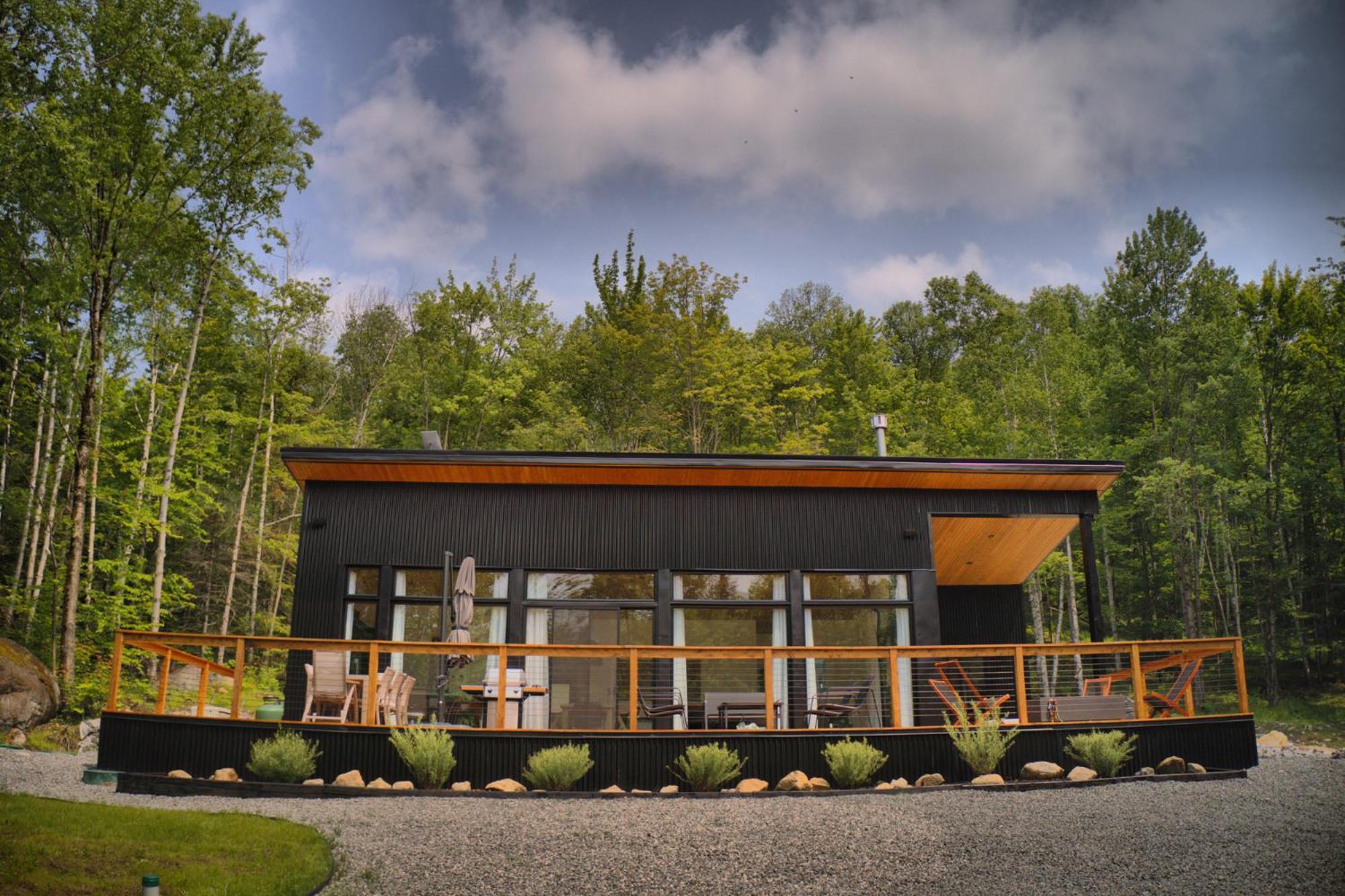 KALLM Mont-Tremblant luxury chalet with private beach, hot tub & pond on 7acre estate