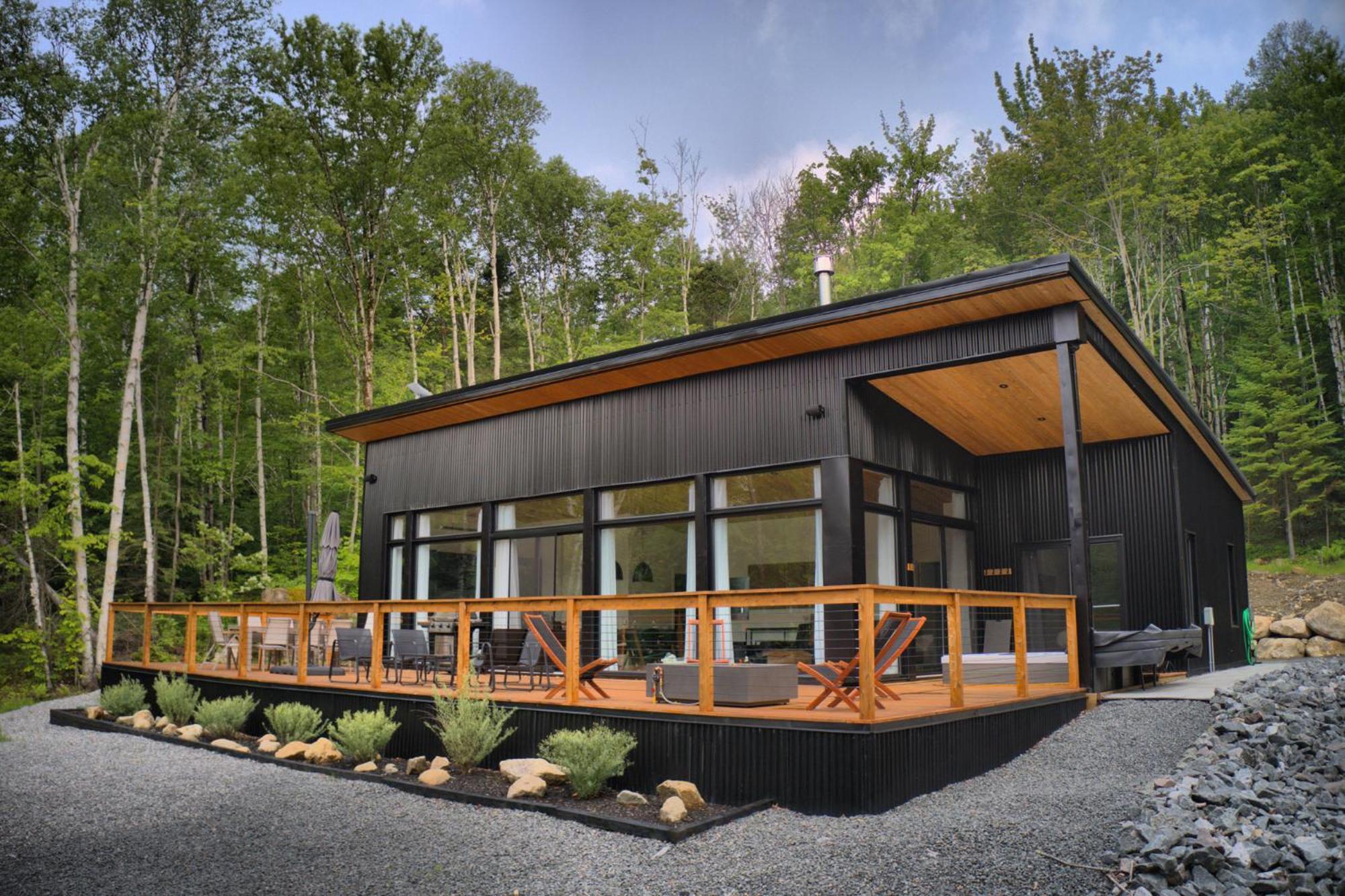 KALLM Mont-Tremblant luxury chalet with private beach, hot tub & pond on 7acre estate