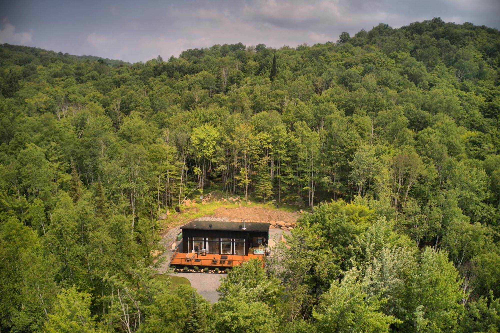 KALLM Mont-Tremblant luxury chalet with private beach, hot tub & pond on 7acre estate