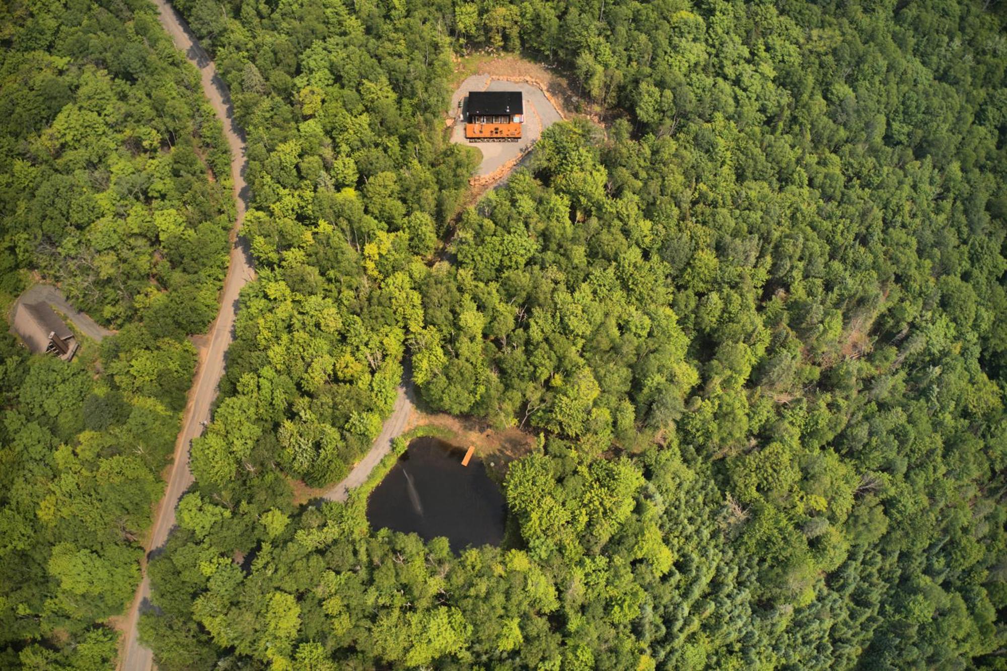 KALLM Mont-Tremblant luxury chalet with private beach, hot tub & pond on 7acre estate