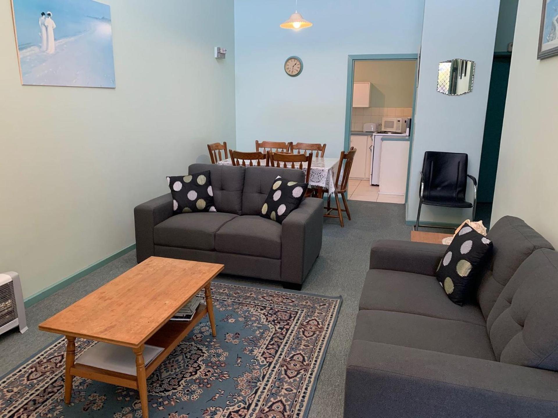 Upstairs Beachfront Unit in Central Location
