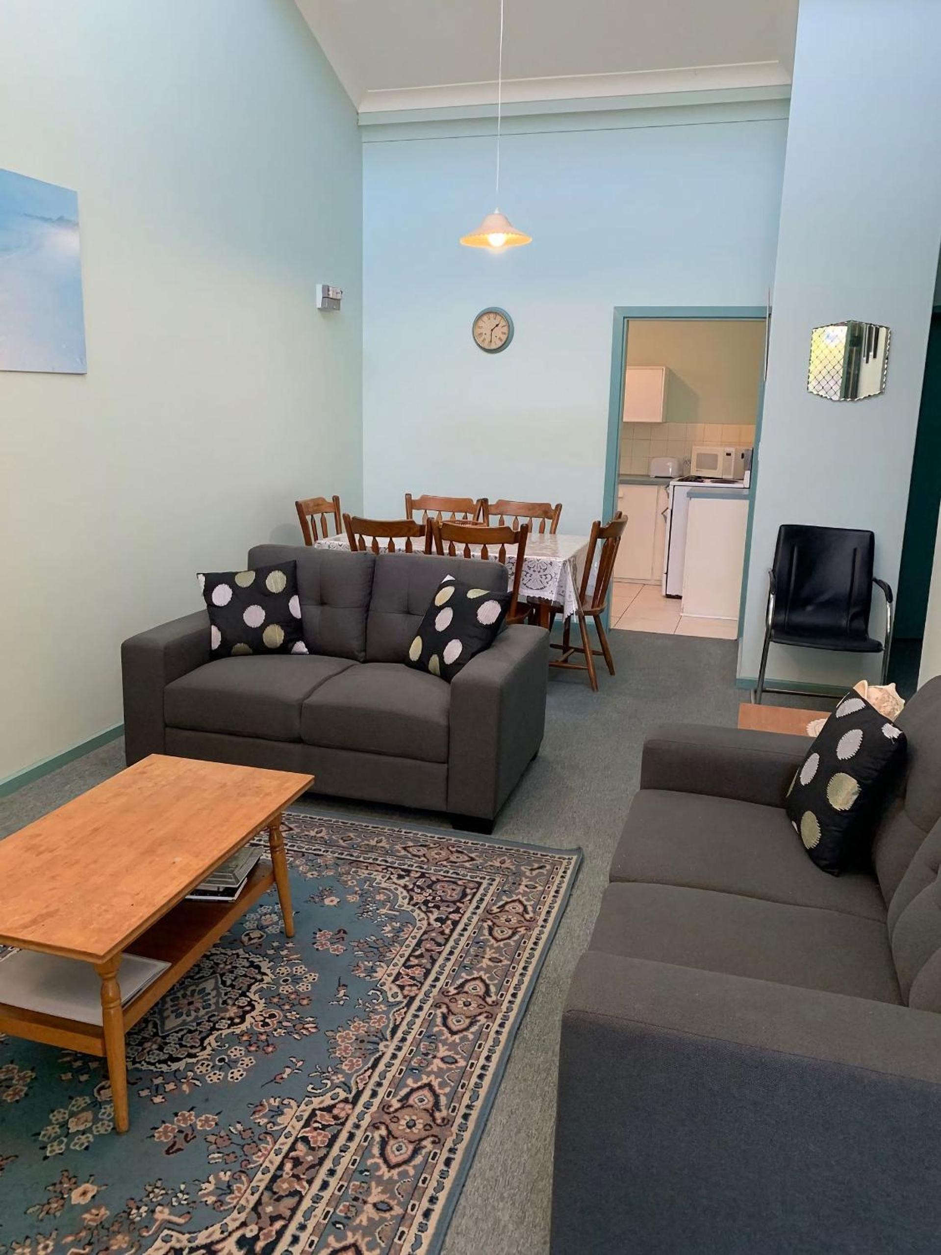 Upstairs Beachfront Unit in Central Location
