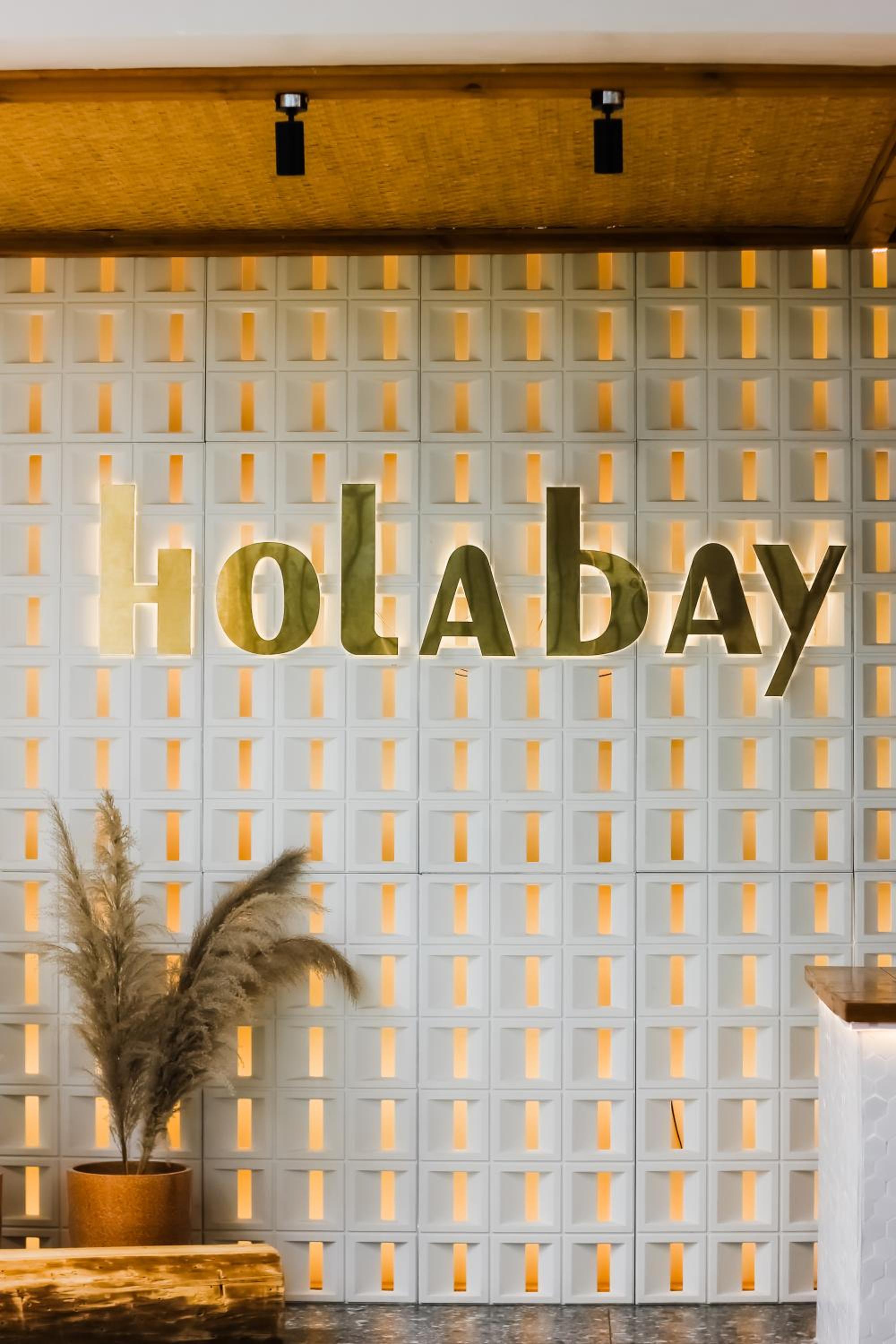 Holabay Resort