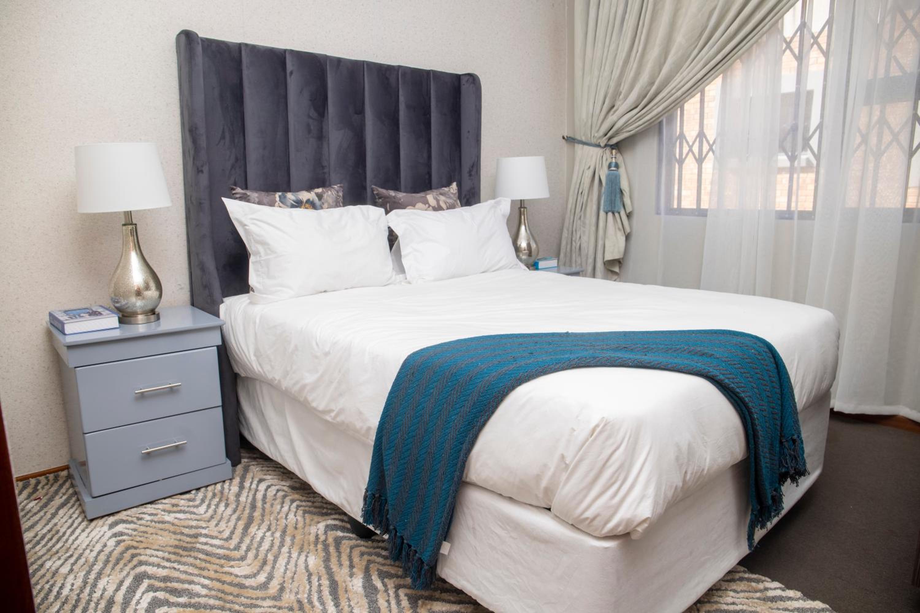 SMOMONDIA'S LUXURY APARTMENT view 4